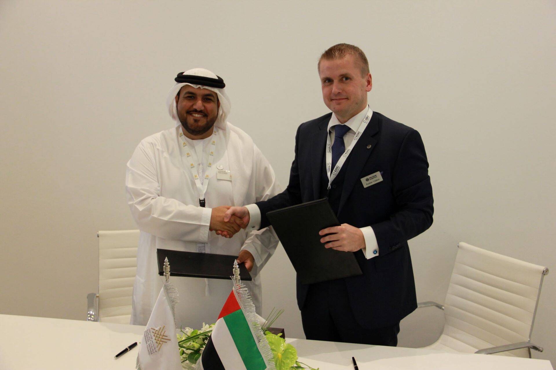 Koostöökokkuleppe allkirjastasid EDCCi tegevjuht sultan Abdulla al Samahi ja Kuldar Väärsi Eesti laitsetööstuse liidu esindajana.