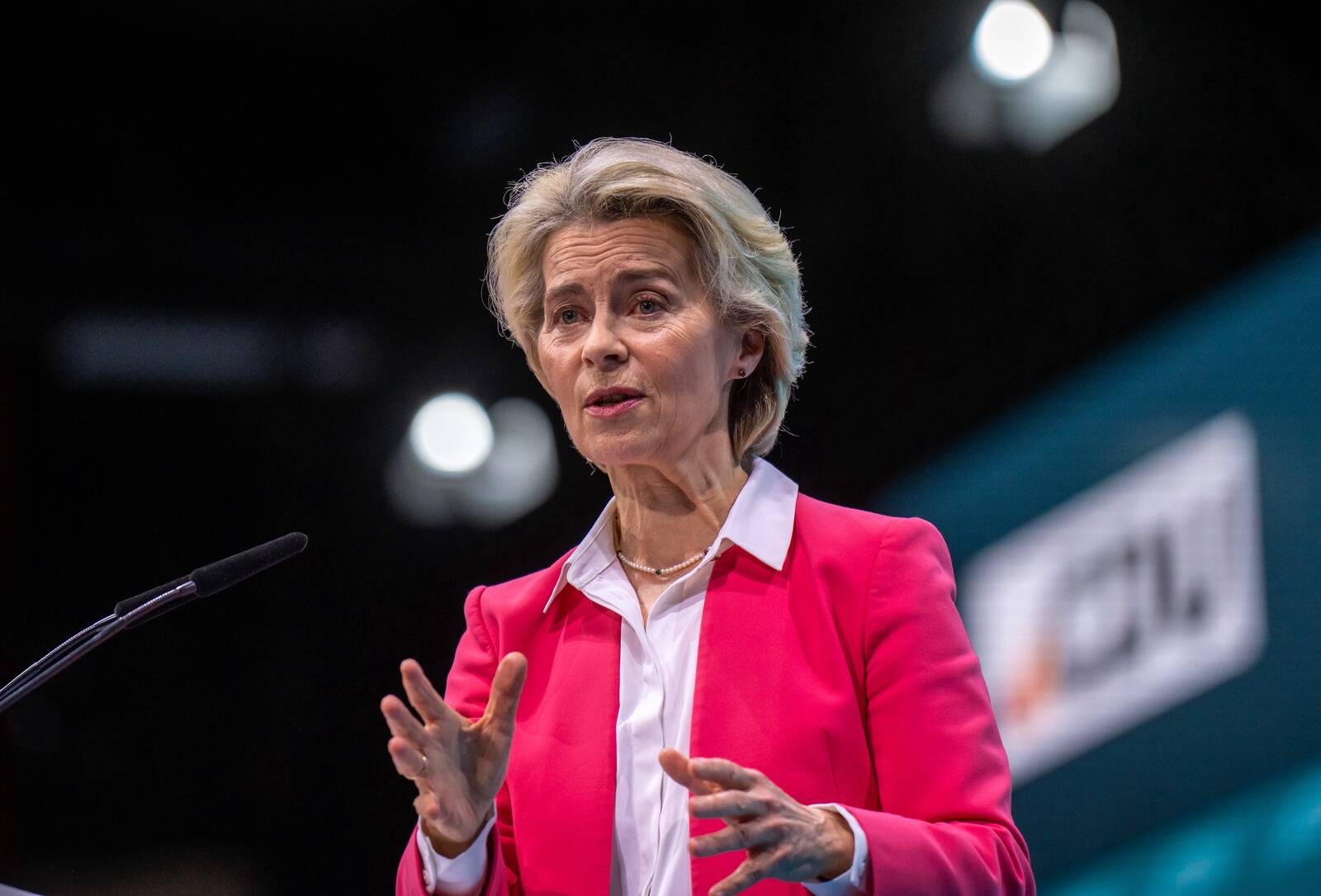 Глава Еврокомиссии Урсула фон дер Ляйен намерена открыть новые возможности для увеличения расходов на оборону.