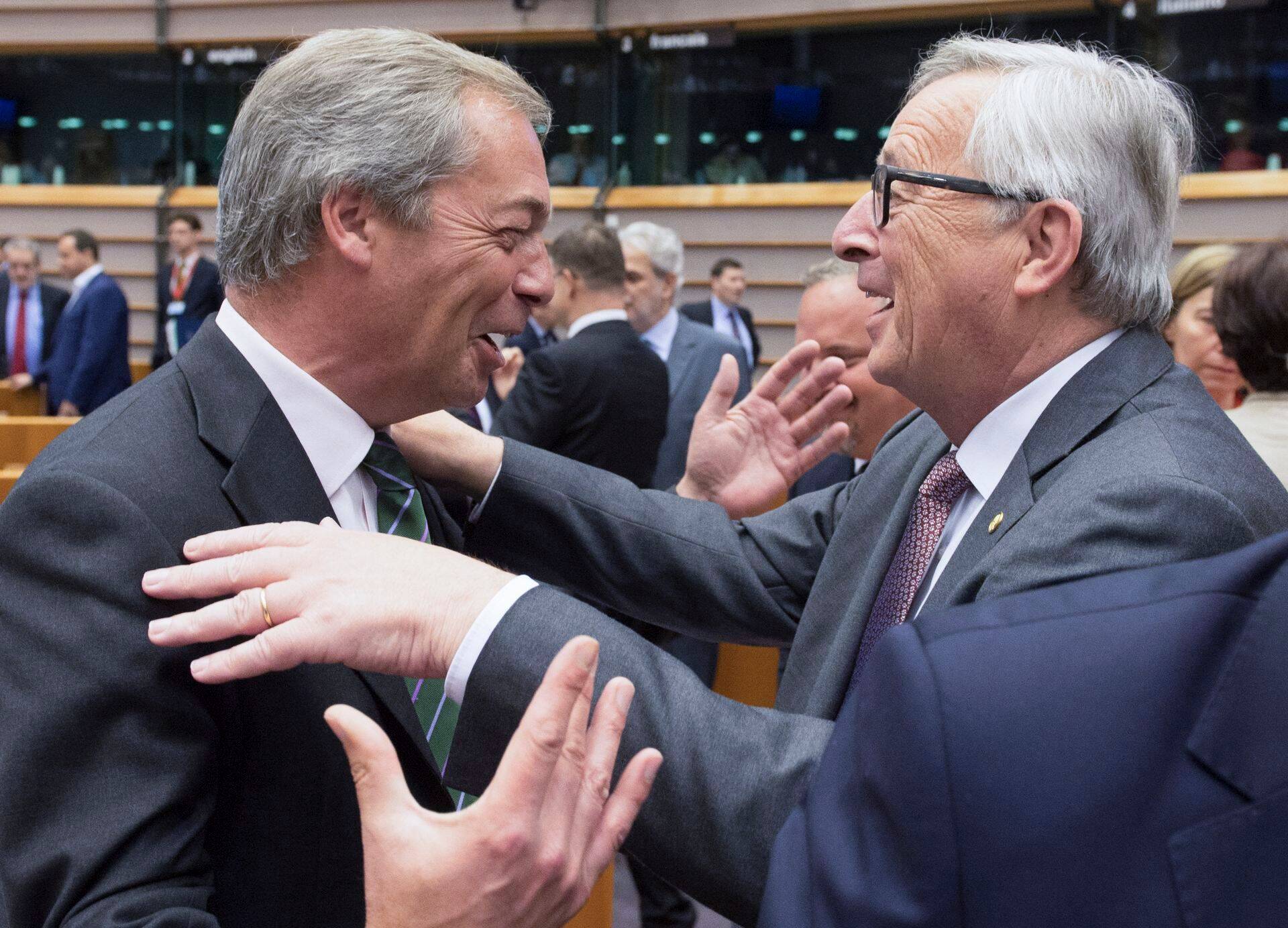 Euroopa Komisjoni president Jean Claude Junker küsib Nigel Farage'ilt: mis sina siin teed? Hääletasid ju ennast välja?