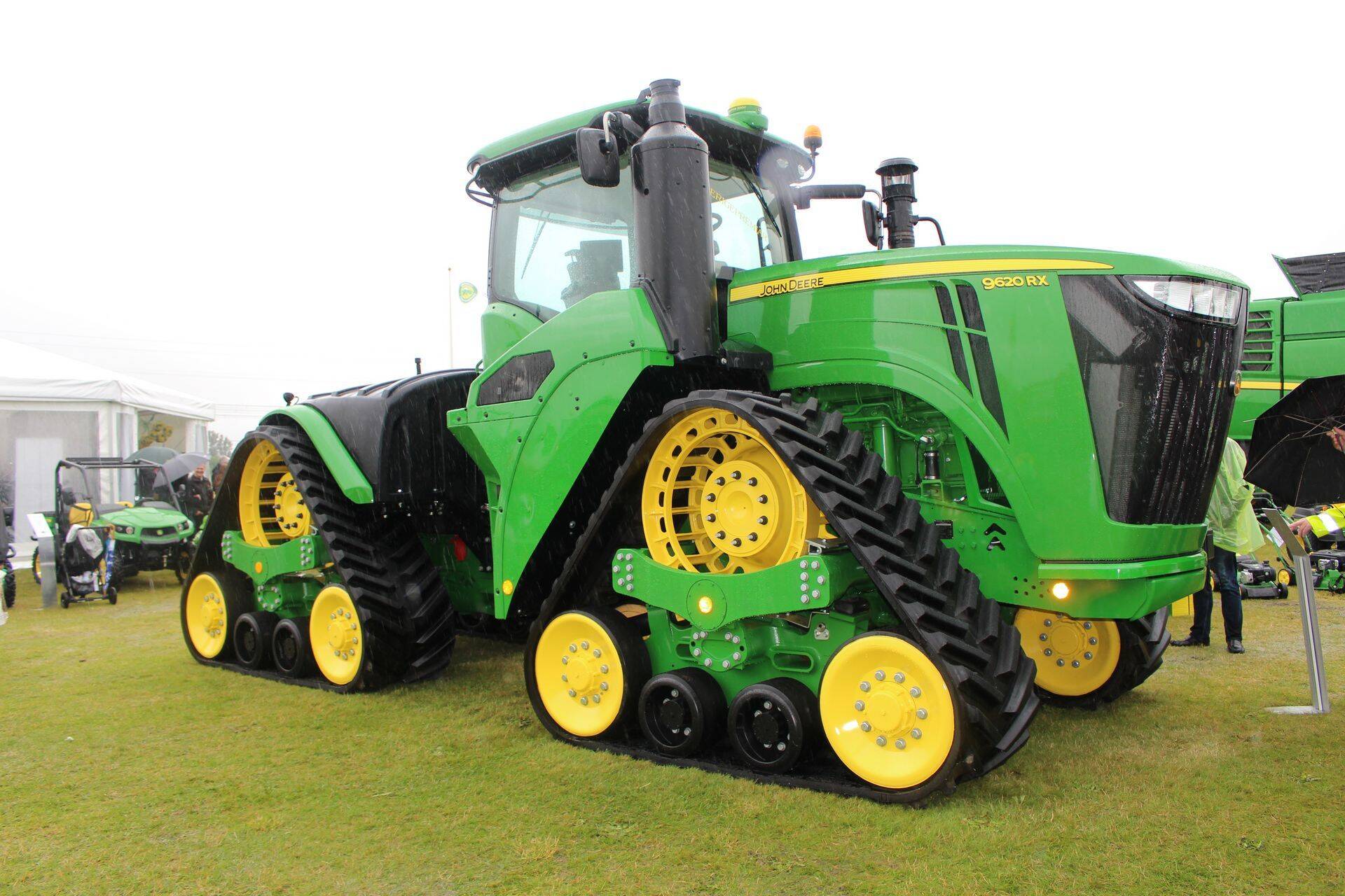 Eestisse saabus esimene nelja roomikuga traktor John Deere 9620RX