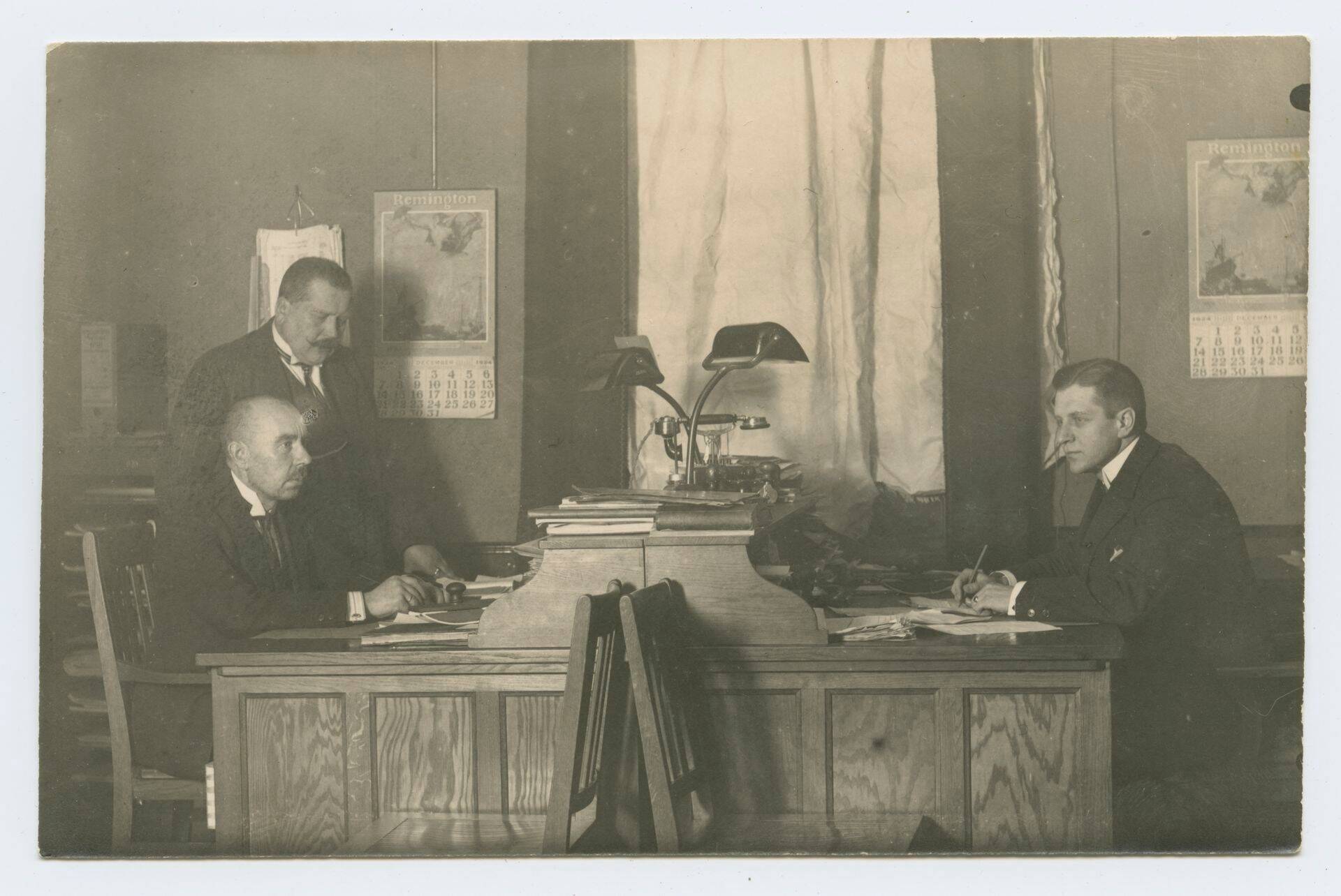 Siin peavad nõu kolm Puhkide viiest pojast, võib-olla on teiste seas ka Jüri isa Eduard.