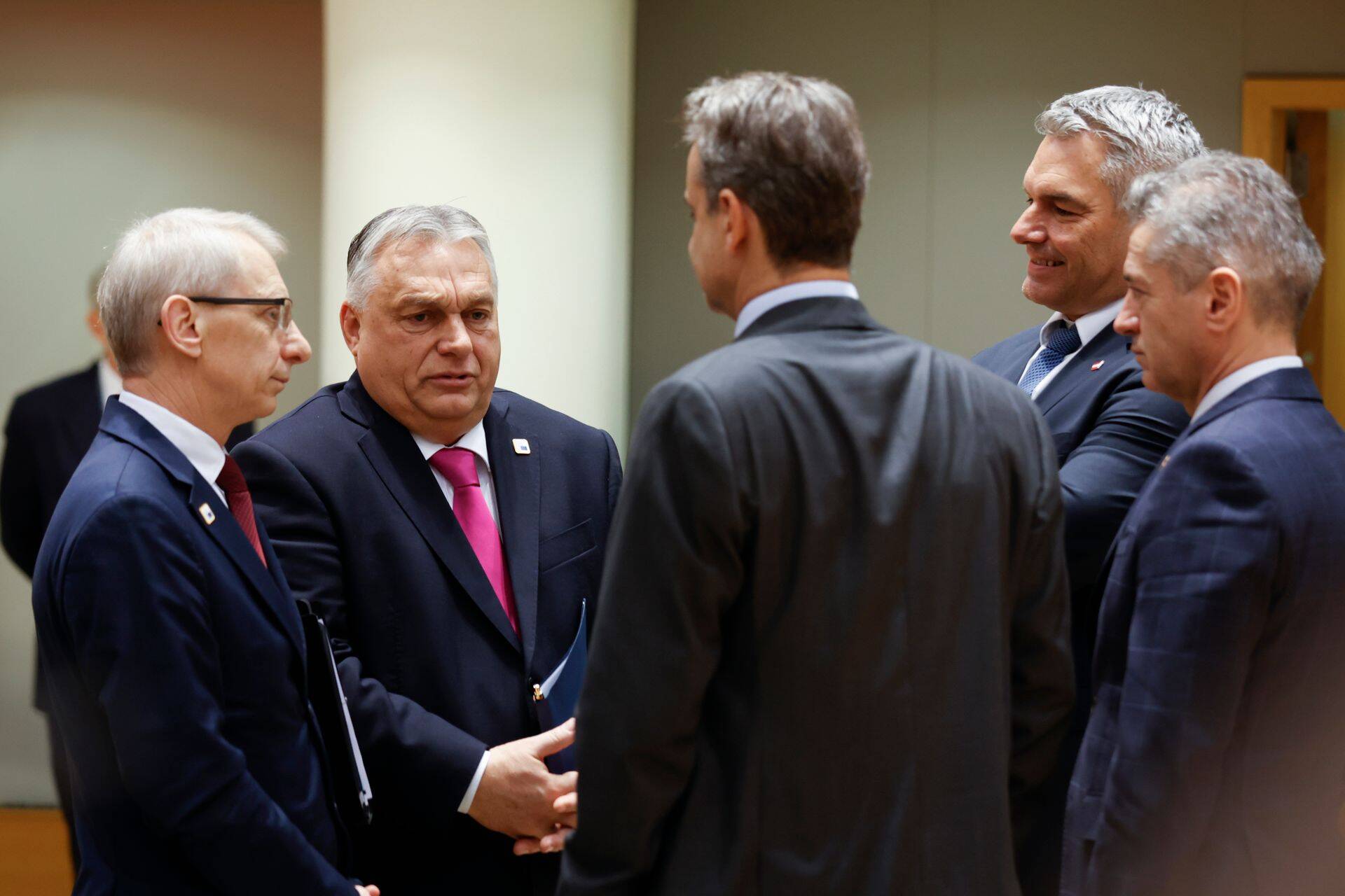 Kui Ungari peaminister Viktor Orban (vasakult teine) oli Euroopa Ülemkogul valitsusjuhtide seas sisuliselt ainsana Ukraina liitumiskõneluste vastu, siis 50 miljardi euro suuruse abiraha küsimuses võib vastuseis kujuneda suuremaks.