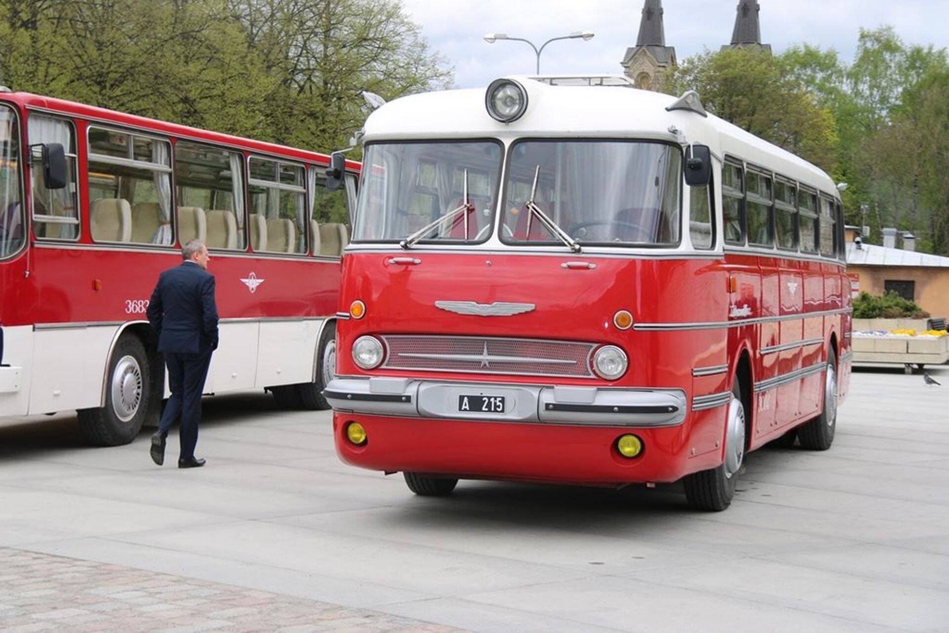 Pidustustel demonstreeriti nii uusi kui vanu linnaliinibusse