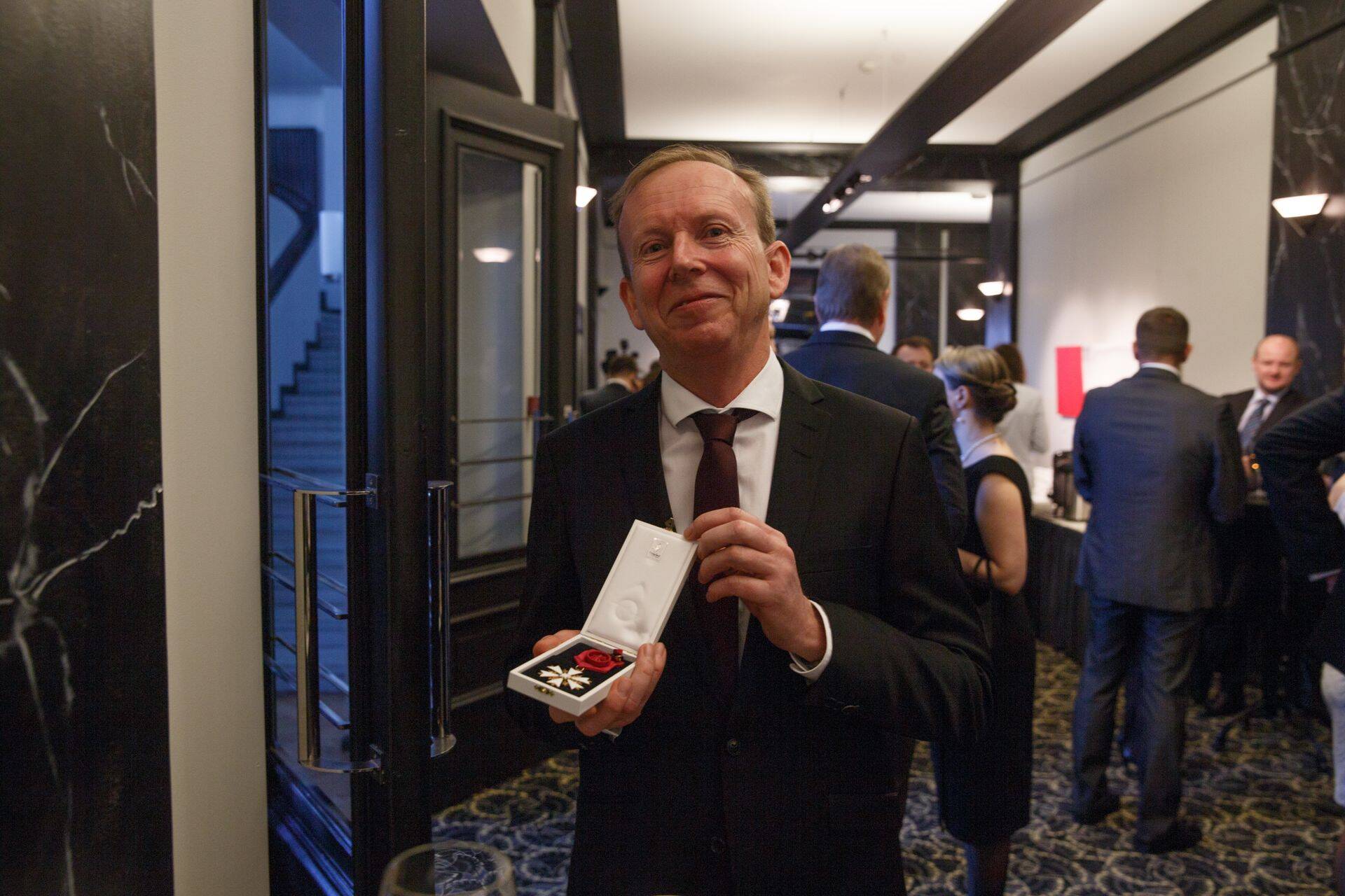 Sven Lennart Alpstal president Toomas Hendrik Ilveselt saadud riikliku autasuga.