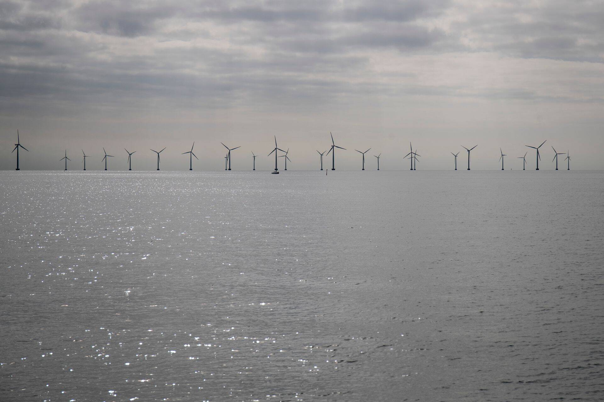 Морская ветряная электростанция Нистед недалеко от Гедсера в Дании.