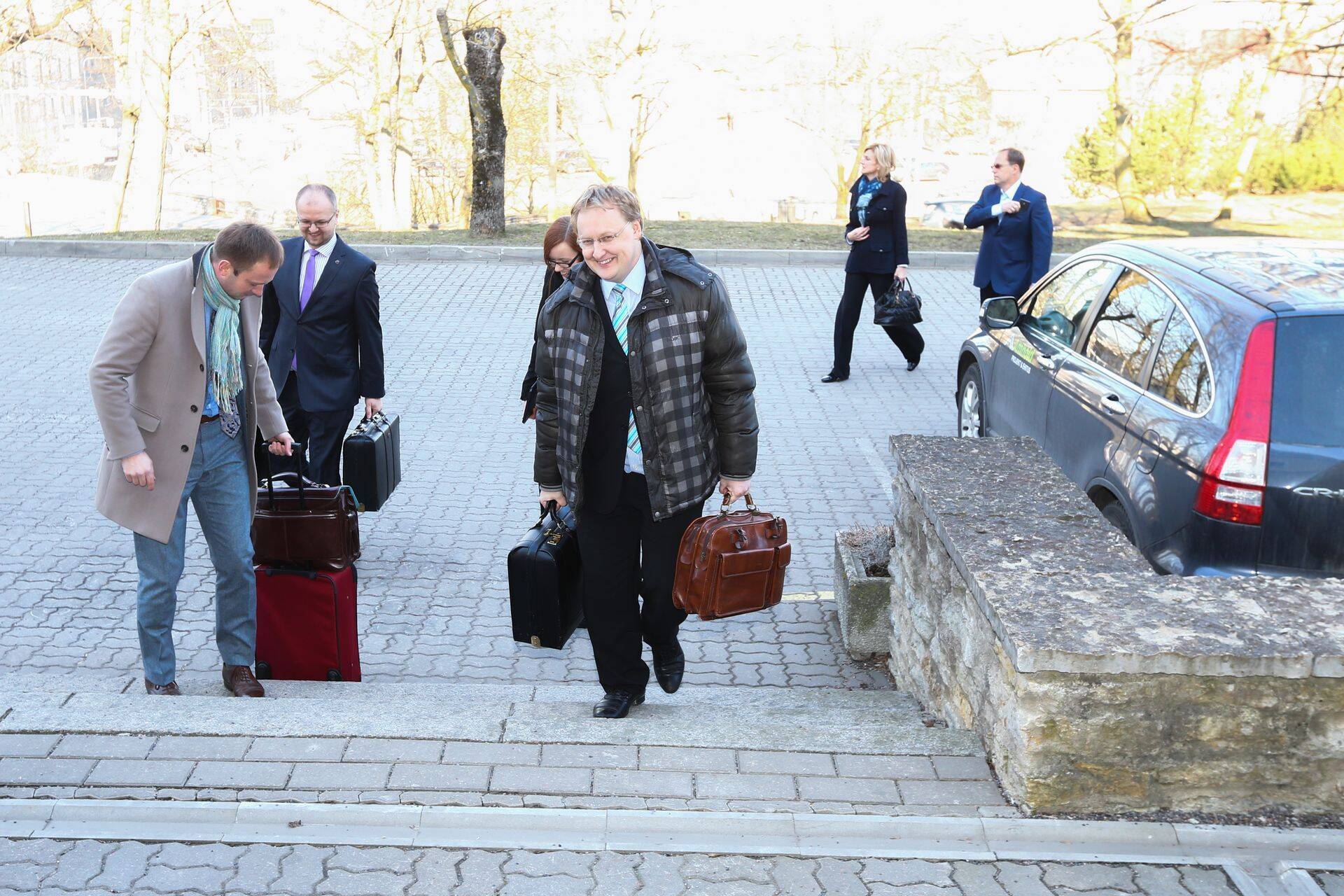 Harju maakohtu istungitele saabusid mõlema poole advokaadid mullu kevadel suurte kohvritega. Esiplaanil hageja esindajad Urmas Ustav (vasakul) ja Olavi-Jüri Luik Lextali büroost.