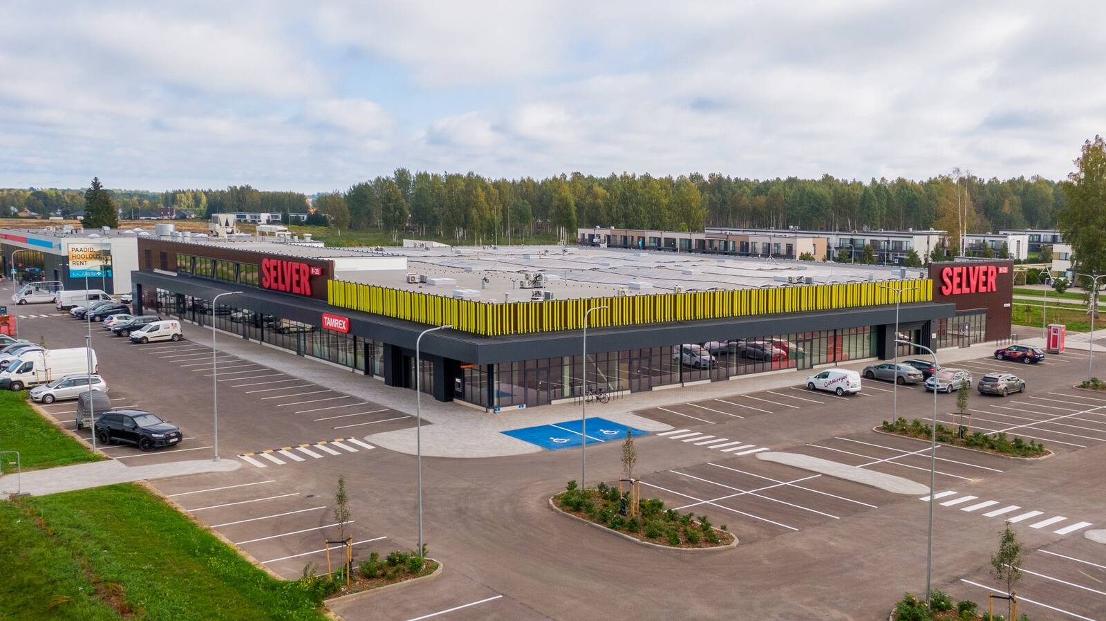 Kauplusehoones pakuvad lisaks Selverile kaupu ja teenuseid Aphoteka, PetCity, Tamrex, 24/7 Fitness ning ilusalong Käty.