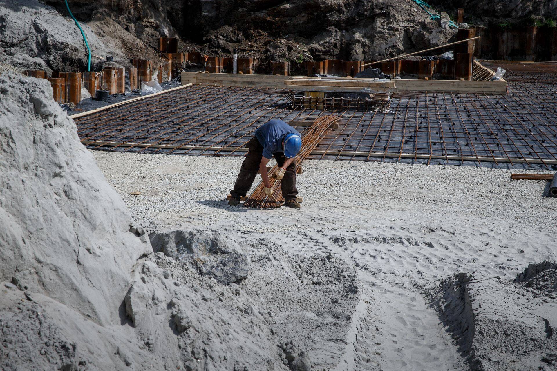 Hõive vähenemine tulenes töötajate arvu vähenemisest nii energeetikas, töötlevas tööstus kui ka ehituses.