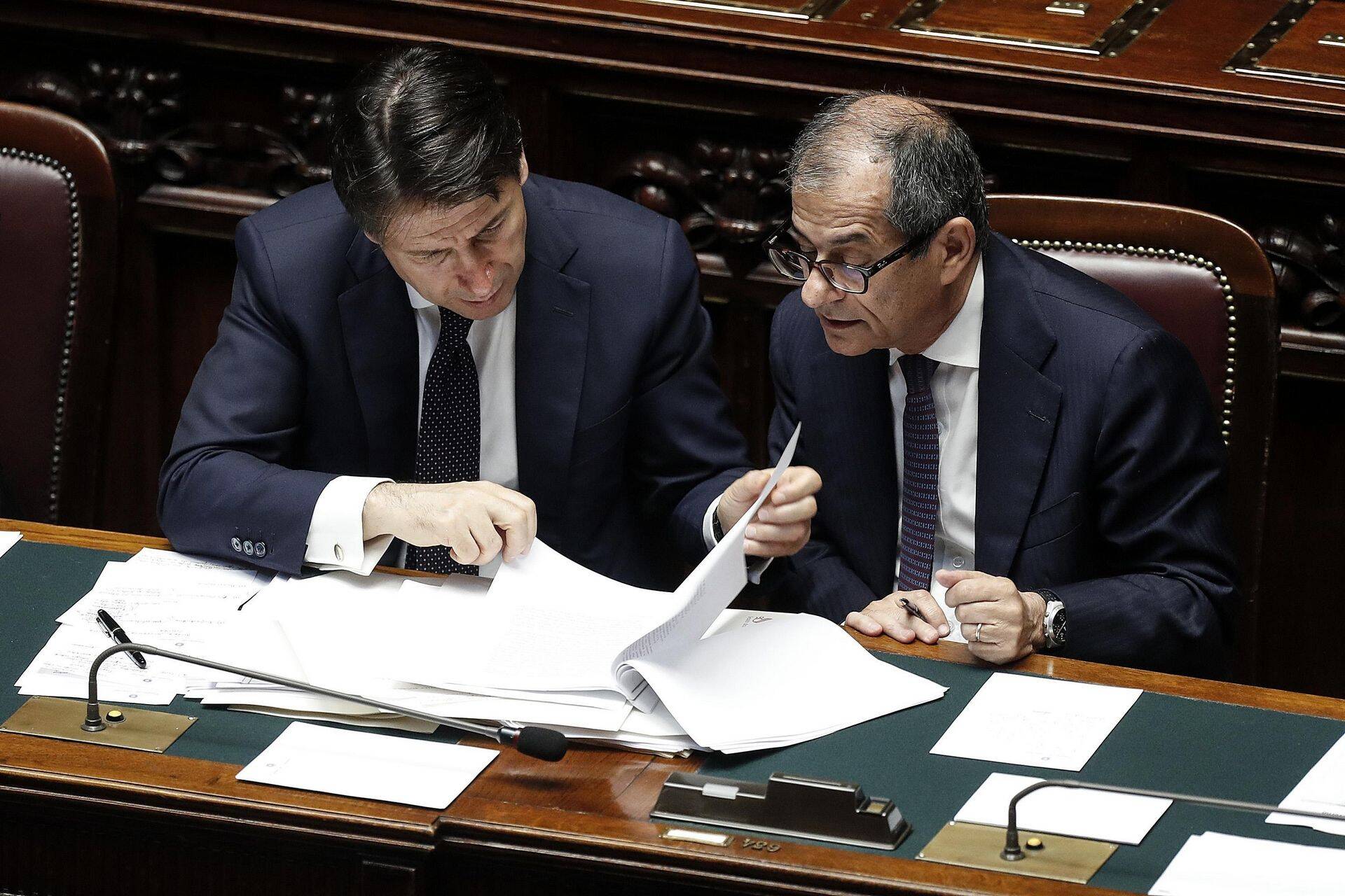 Itaalia majandusminister Giovanni Tria (paremal) ja peaminister Giuseppe Conte (vasakul)