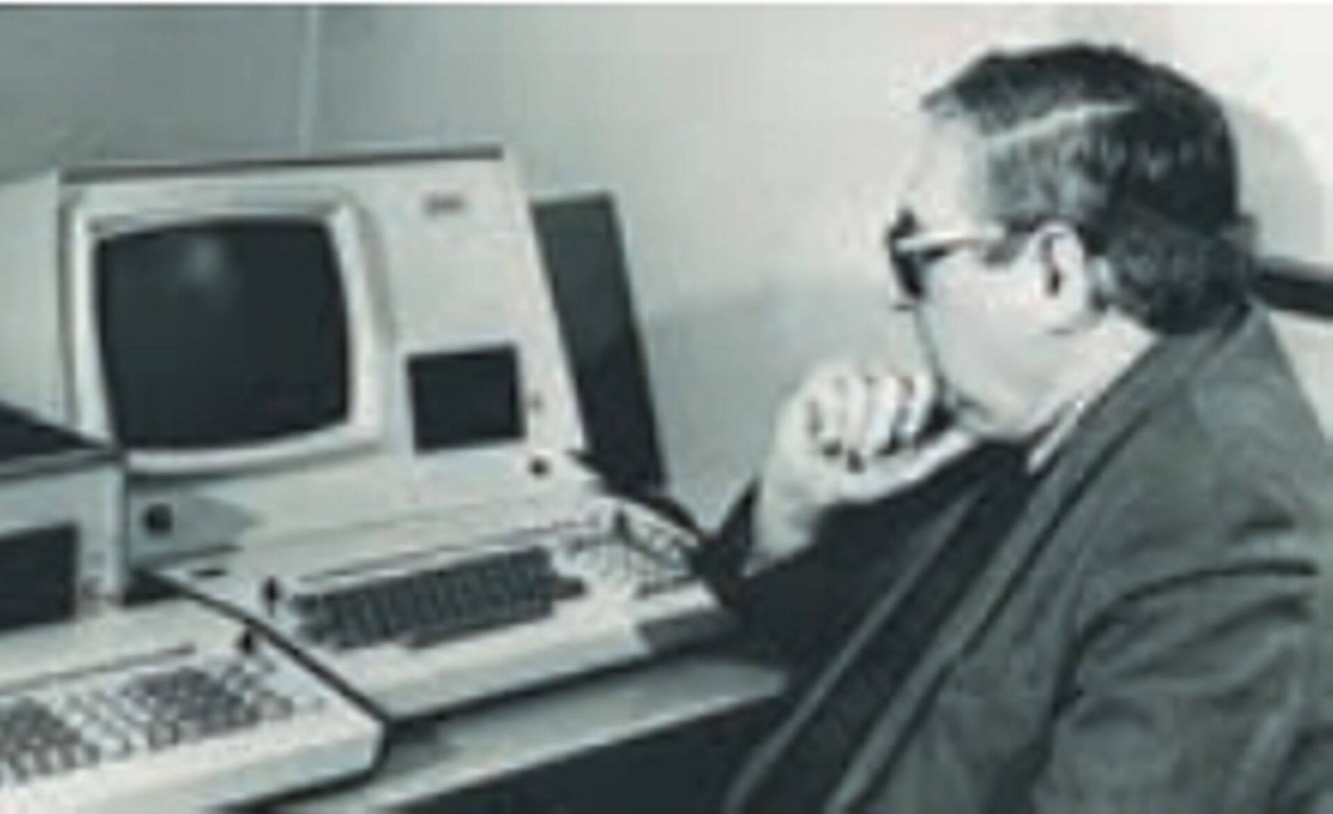 Informatsioonitöötlemise kateedri dotsent Leo Võhandu 1982. aastal. Esimene tööstuslikult valmistatud elektronarvuti eraldati TPI-le 1966. aastal.