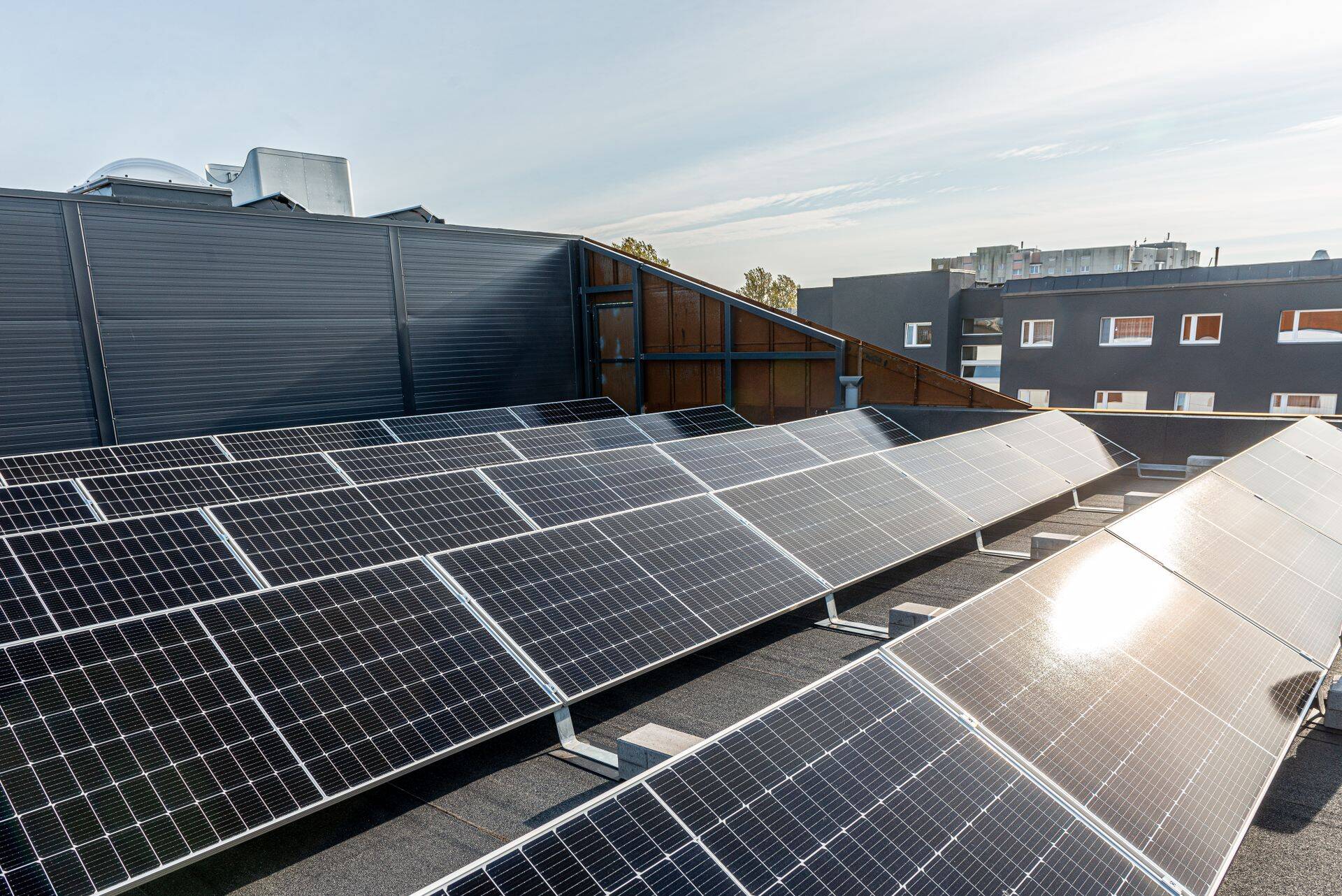 LTKH Põhja-Tallinna tervisekeskuse katusel paiknevad päikesepaneelid, mis toodavad keskusele ligikaudu 17% protsenti hoone energiatarbest.