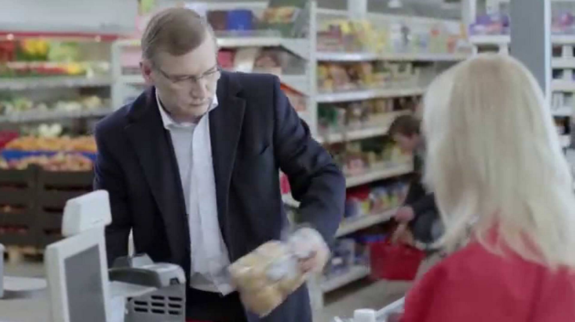 IRLi reklaam, kus Juhan Parts näitab munade peal, kuidas erakonna maksureform töötab.