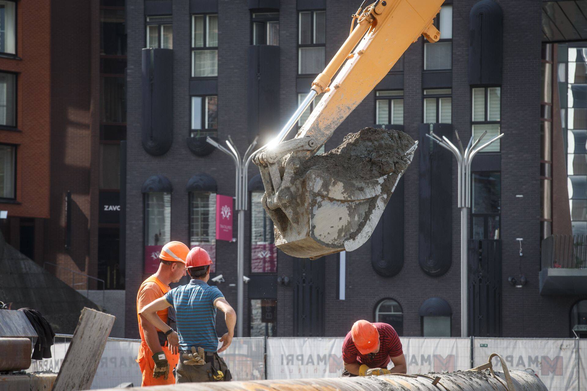 Maailmapanga uuringu üks küsimusi oli, kui lihtne on riigis saada ehitusluba. Pildil ehitajad Rotermanni kvartalis.
