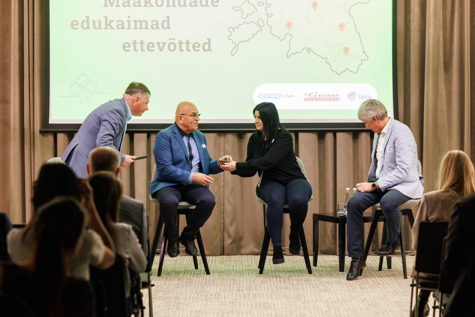 Lääne-Virumaa Uudiste peatoimetaja Aivar Hundimägi (vasakult) juhitud vestlusringis osalesid Oleg Gross, Merit Vain ja Ahti Asmann.