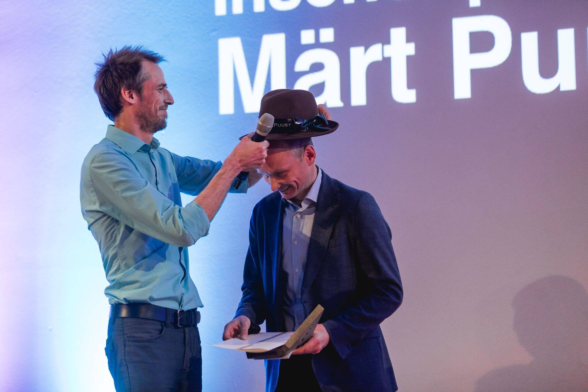 Maanteeameti poolt välja antava Aadu Lassi preemia võitis tänavu Märt Puust. Pildil koos eelmise aasta võitja Marek Koiduga.