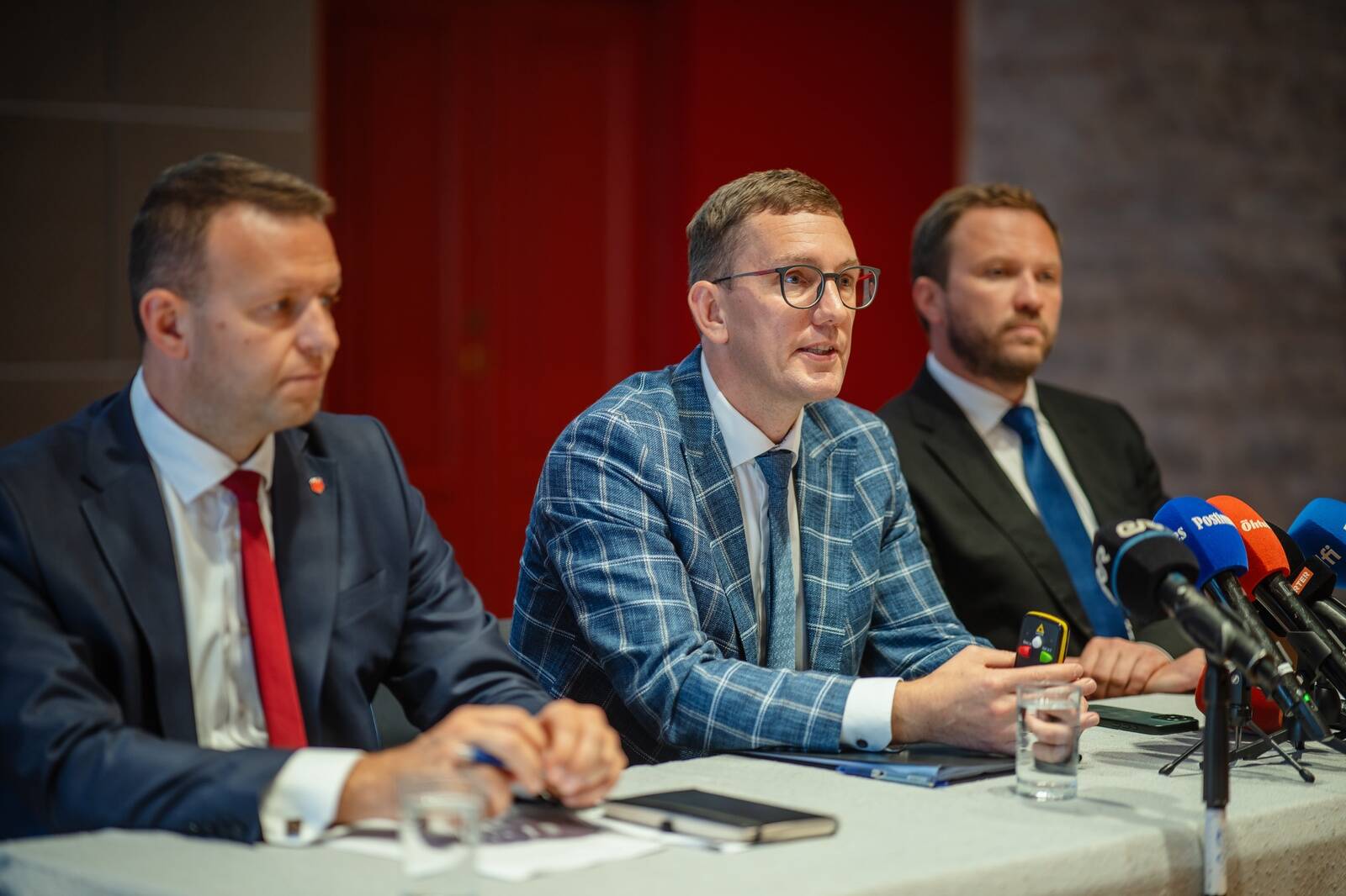 Siseminister Lauri Läänemets, peaminister Kristen Michal ning välisminister Margus Tsahkna palusid rahva mõistmist – ees on suured kärped.