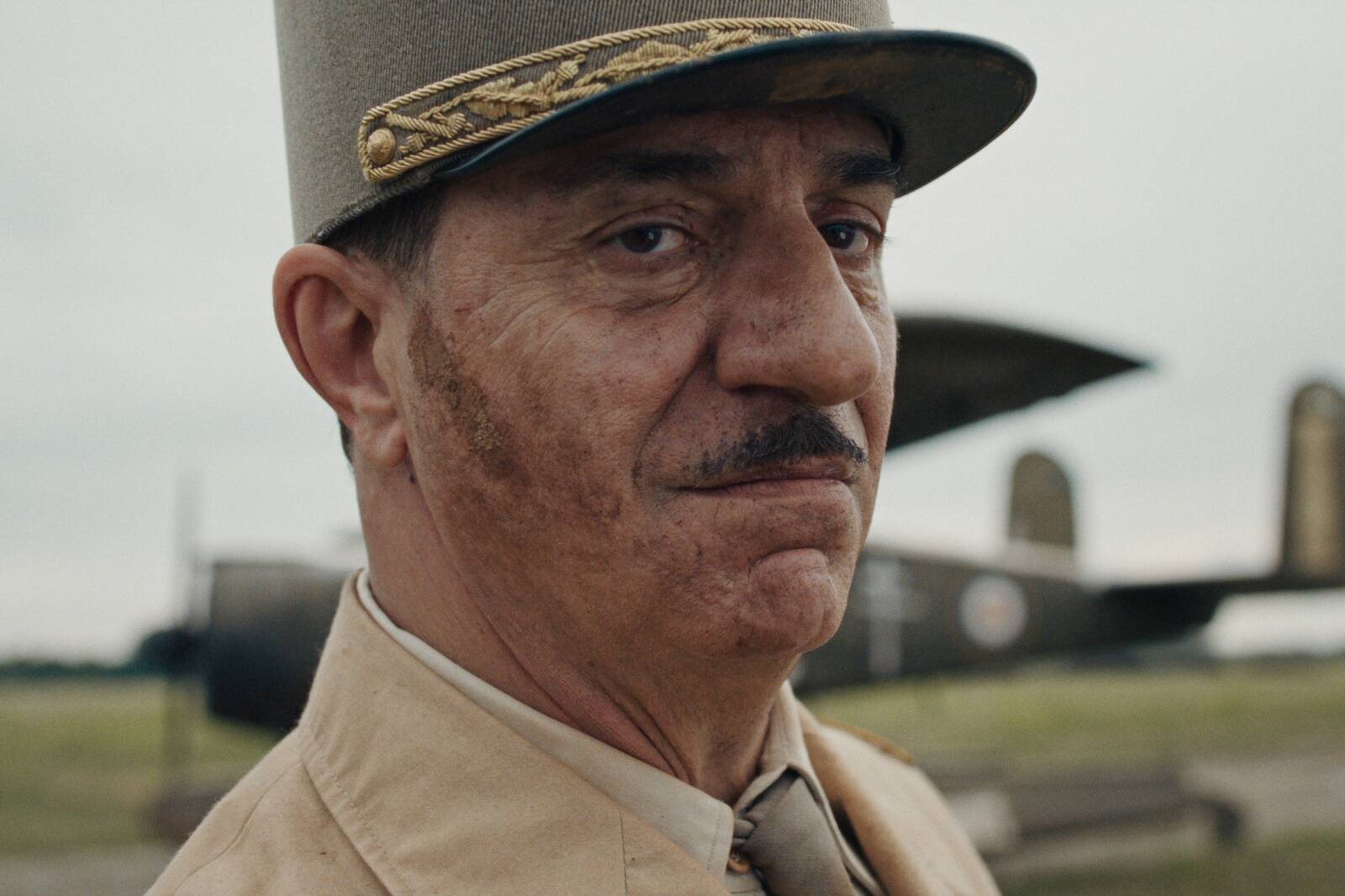 Duubelfilmi “Charles de Gaulle” peaosa mängib näitleja Simon Abkarian.