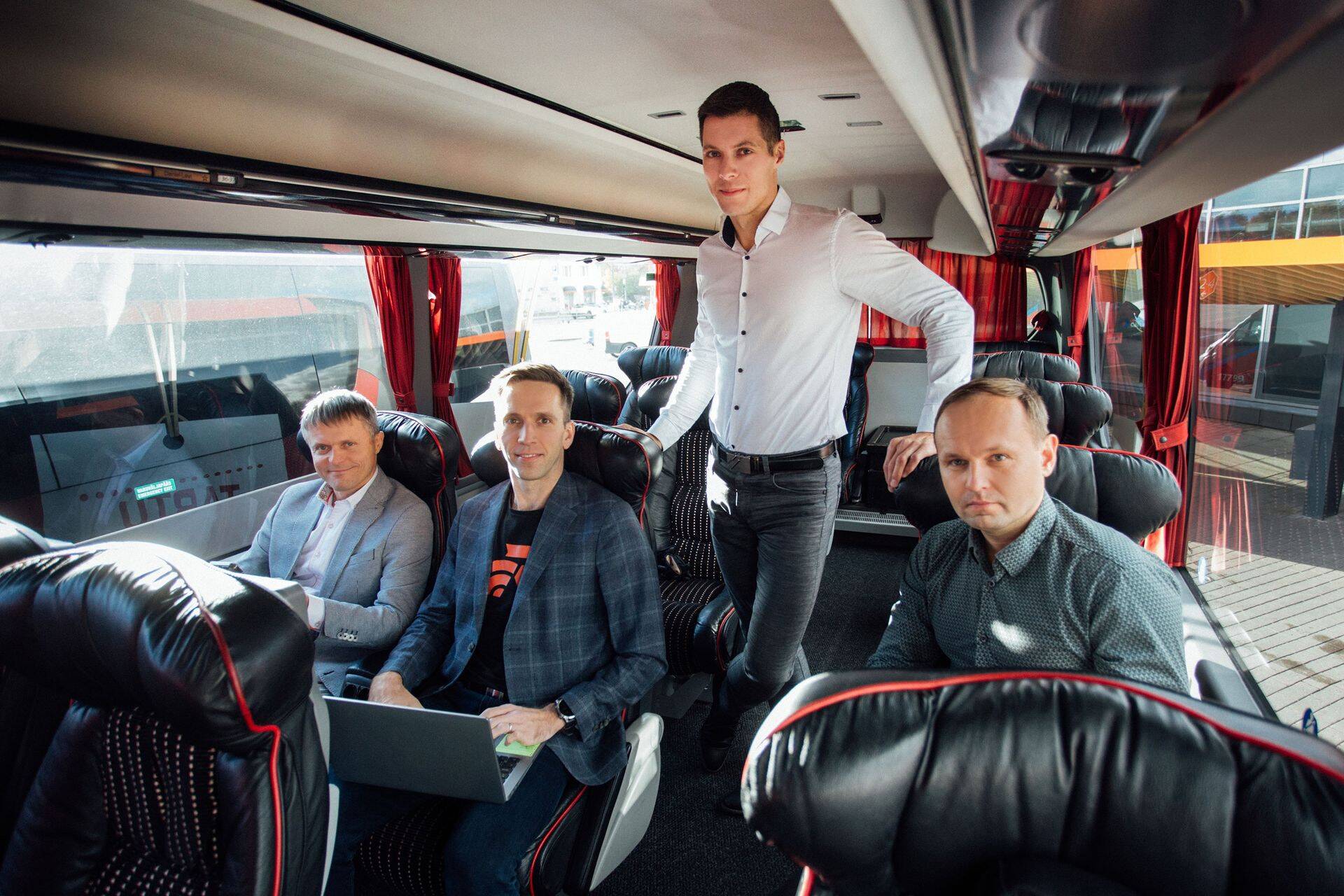 Holger Haljand (Telia Eesti juhatuse esimees), Tarvo Topolev (RebelRoami juhatuse liige), Ingmar Roos (Lux Expressi Eesti ärijuht) ja Holger Koot (Lux Expressi IBE programmi ja tehnoloogia juht).