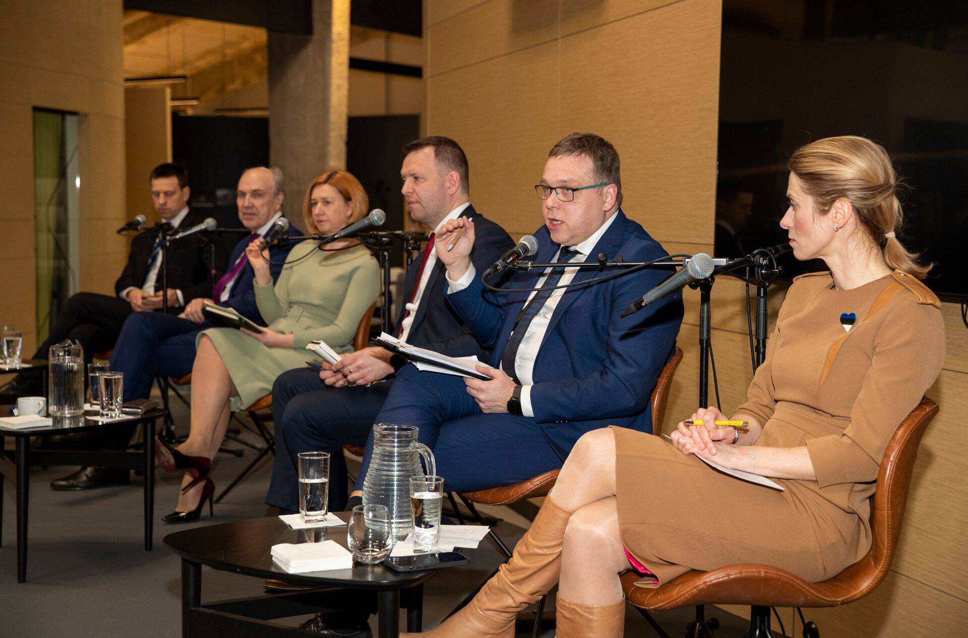Majandusdebatil osalevad peaministrikandidaadid Lauri Läänemets SDEst, Kaja Kallas Reformierakonnast, Lauri Hussar Eesti 200st, Lavly Perling Parempoolsetest, Aivar Kokk Isamaast ja Jüri Ratas Keskerakonnast