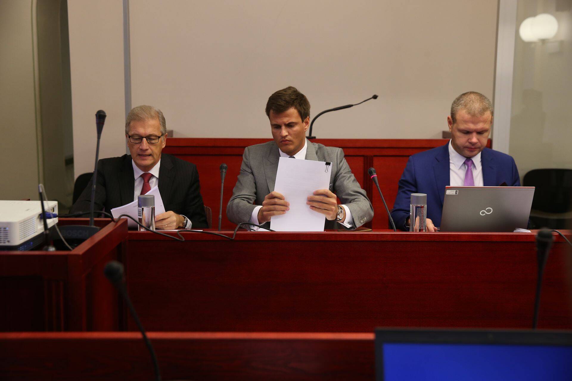 Henry Kallas kohtupingis oma kaitsjate Aivar Pilve (vasakul) ja Jaak Siimu (paremal) vahel.