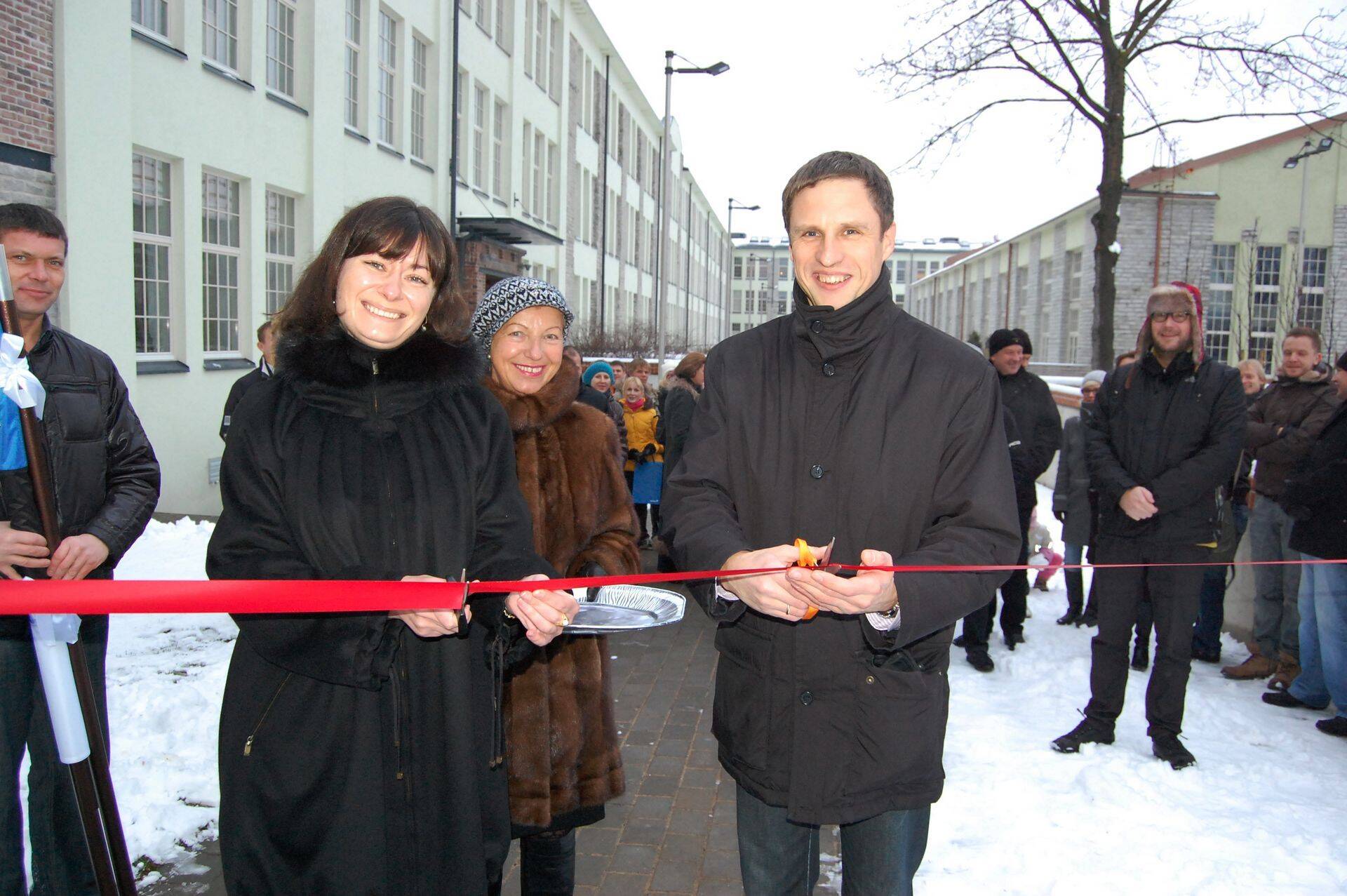 Natalia Levina 2010. aastal Grove Investi nõukogu esimehena Lutheri kortermaja avamisel linti läbi lõikamas. Paremal käel tollane Nordeconi juhatuse liige Raul Ojala.