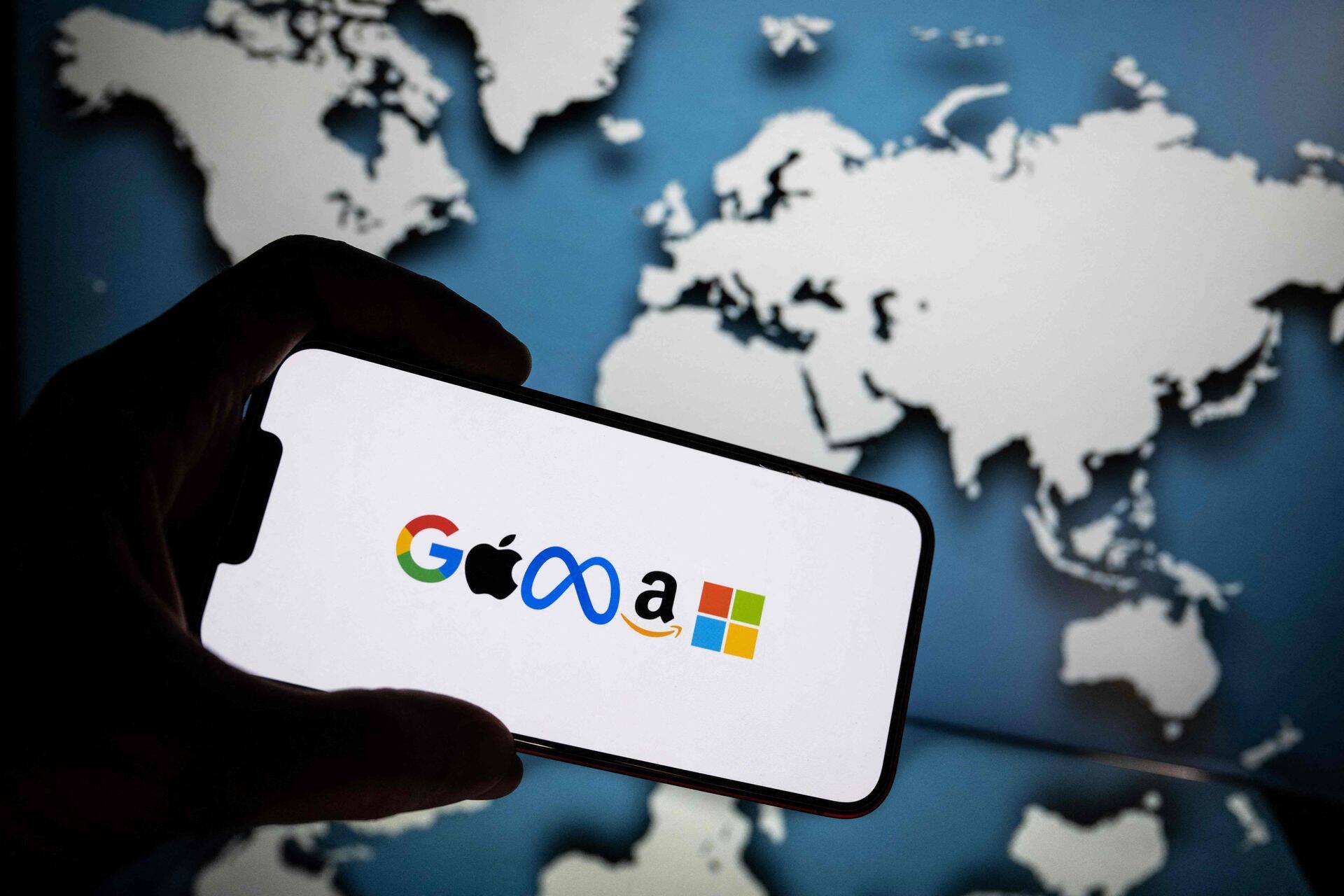 Euroopa Komisjon tegi avalikuks niinimetatud digituru pääsuvalitsejate nimekirja, kellele hakkab kehtima senisest karmim kord oma keskkondade haldamisel. Pääsuvalitsejana määratles komisjon kuus suurt ettevõtet: Google’i omanik Alphabet, Amazon, Apple, TikToki omanik ByteDance, Facebooki omanik Meta ja Microsoft.