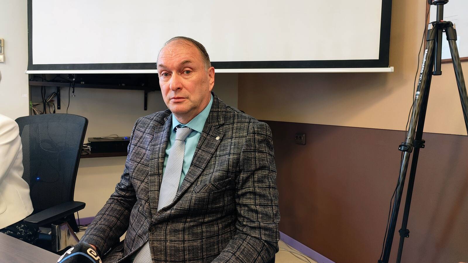 Вице-мэр Нарвы Олег Карпиков надеется пополнить бюджет, продав 60 пустующих муниципальных зданий и участков земли.