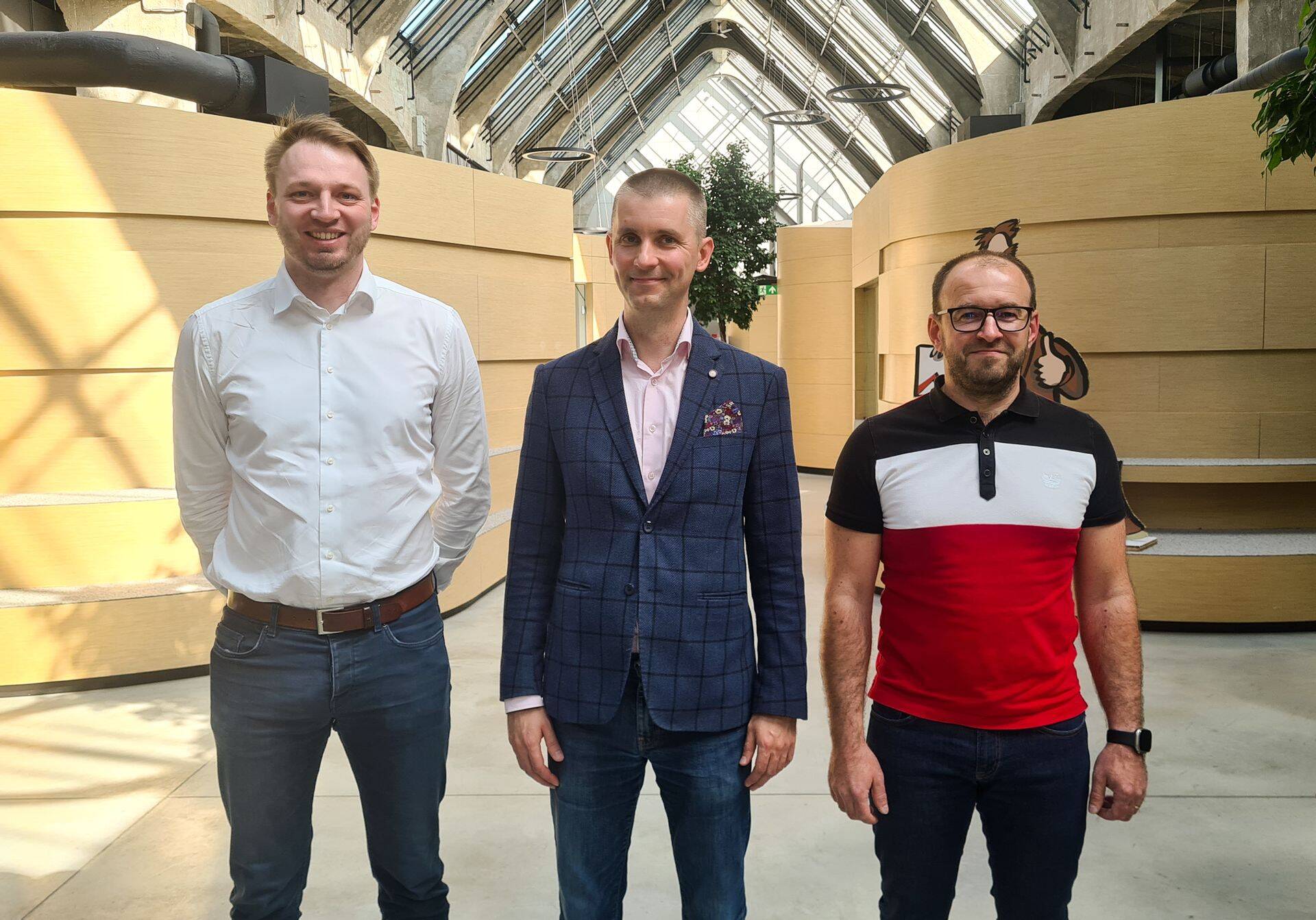 Sportland International Groupi turundus- ja e-kaubandusjuht Henri Kruusel, saatejuht Art Lukas Maksekeskusest ja DPD Eesti juht Remo Kirss.