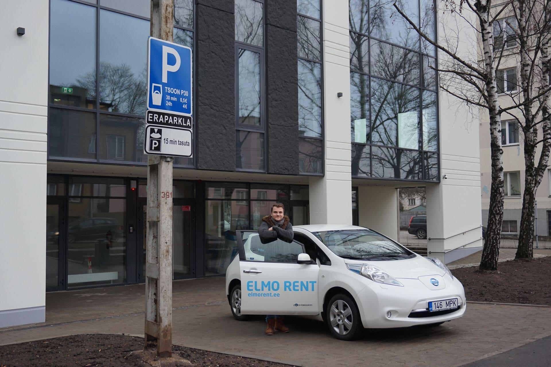 Глава ELMO Rent Энн Лаансоо с электрокаром перед новым офисным зданием Flora.