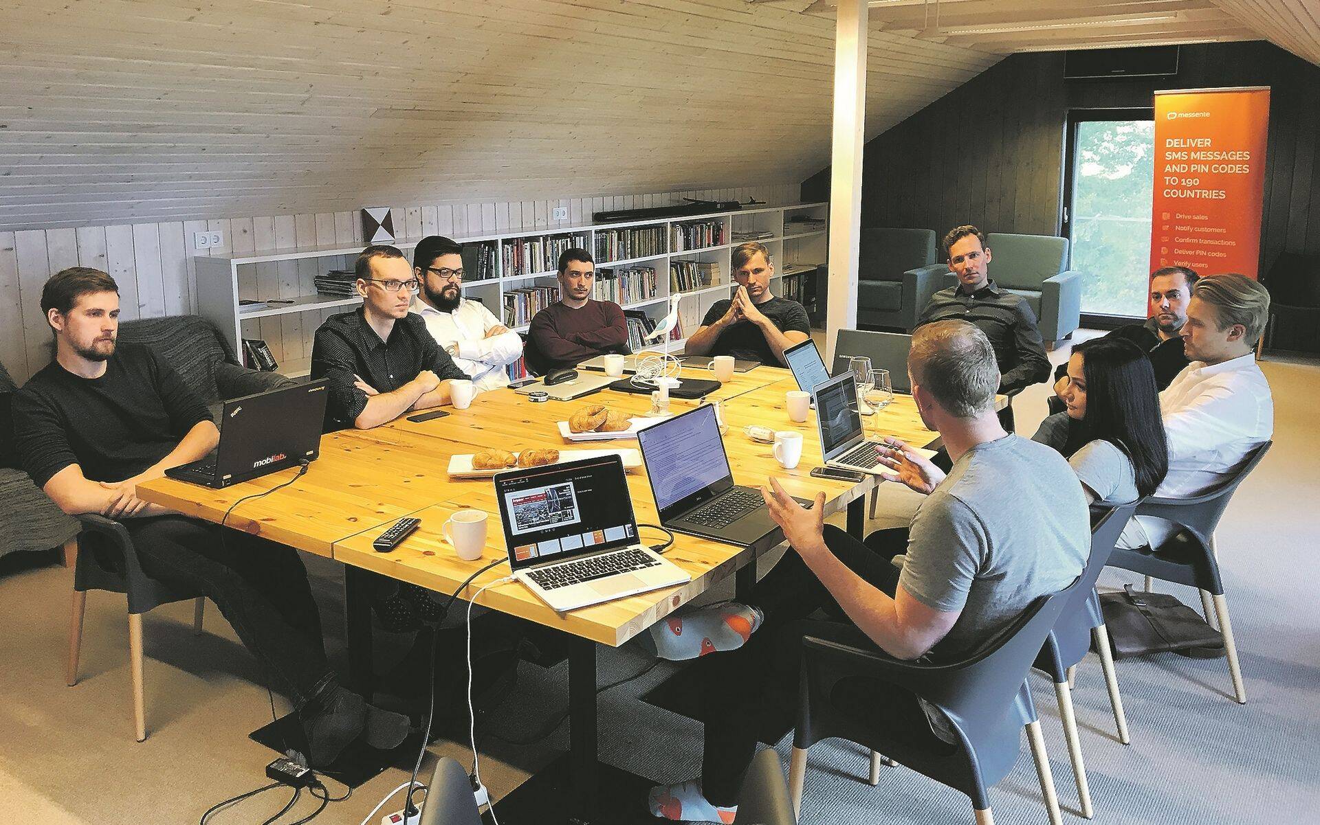 Messente meeskond iga kahe kuu tagant toimuuval regulaarsel väljasõidukoosolekul arutamas olulisi tooteaerndusega seotud küsimusi.