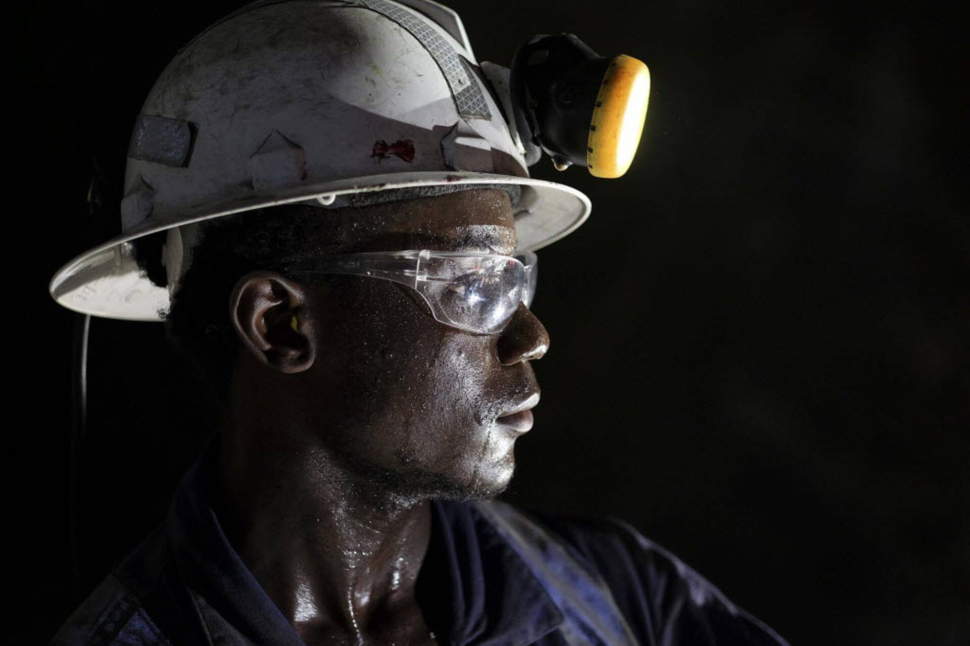 Randgold Resources'i töötaja Kongos asuvas kullakaevanduses.