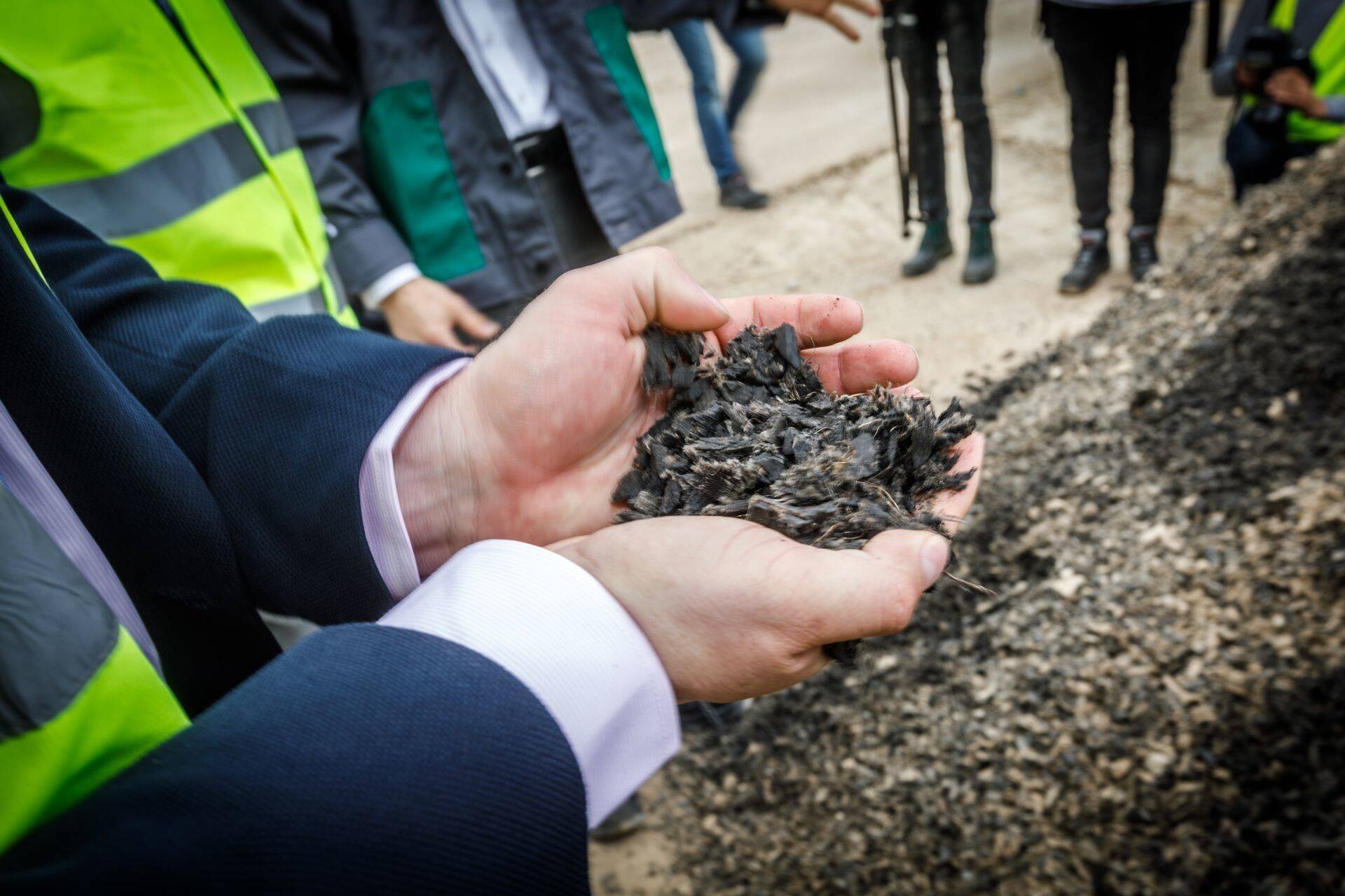 Находящийся в Аувере завод по производству сланцевого масла Enefit280, где началось производить масла из старых покрышек. Завод посетили министр финансов и министр окружающей среды.