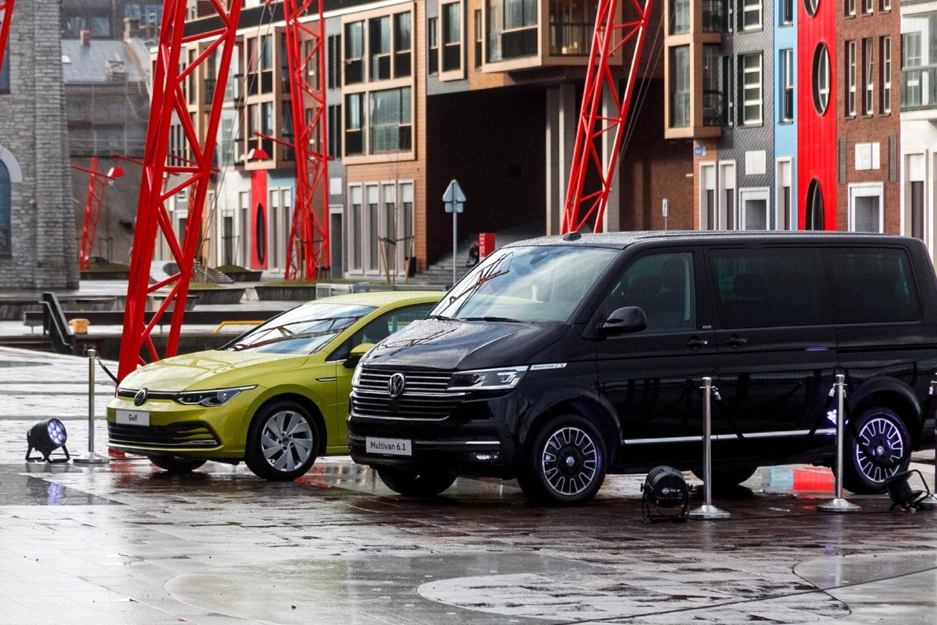 Компания Moller Baltic Import, поставляющая в страны Балтии автомобили Volkswagen, привезла в Таллинн демонстрационные экземпляры своих новинок: обновлённый пассажирский Multivan 6.1 и самую продаваемую модель бренда хэтчбек Golf. Первые продаваемые «Гольфы» восьмого поколения прибудут в Эстонию в марте, но приём предварительных заказов уже начат.