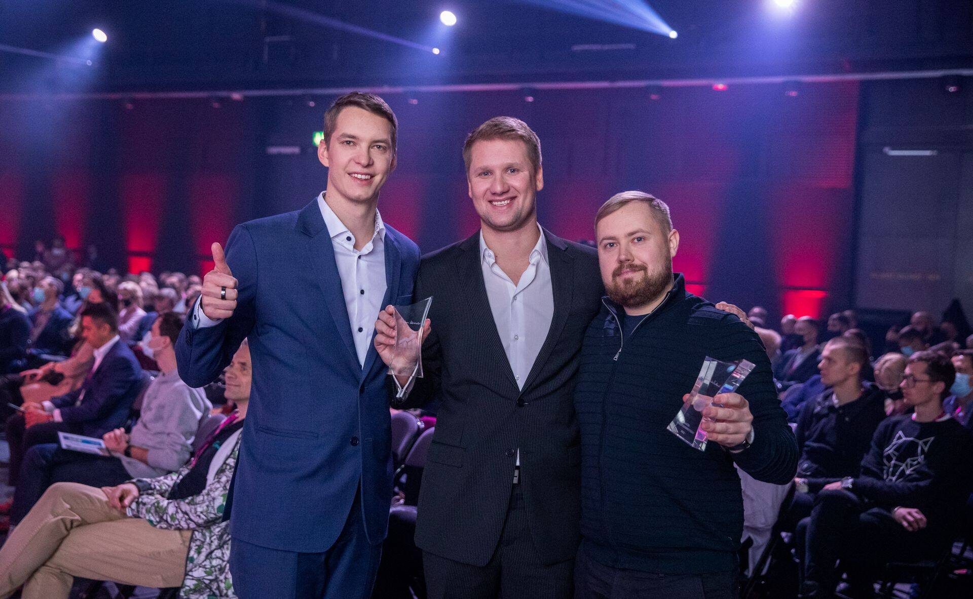 Aasta investeerimisteo ehk Investeerimisfestivali eestvedajad Marko Oolo (vasakul) ja Tõnis-Denis Merkuljev (paremal) ning aasta investor Kristjan Liivamägi (keskel).
