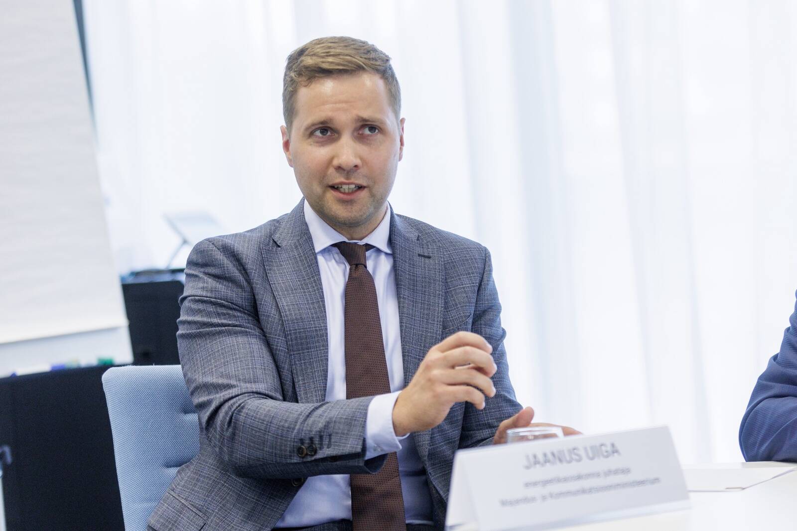 Jaanus Uiga toob välja era- ja äritarbija erinevad võimalikud motivatsioonid elektrihinna fikseerimiseks.