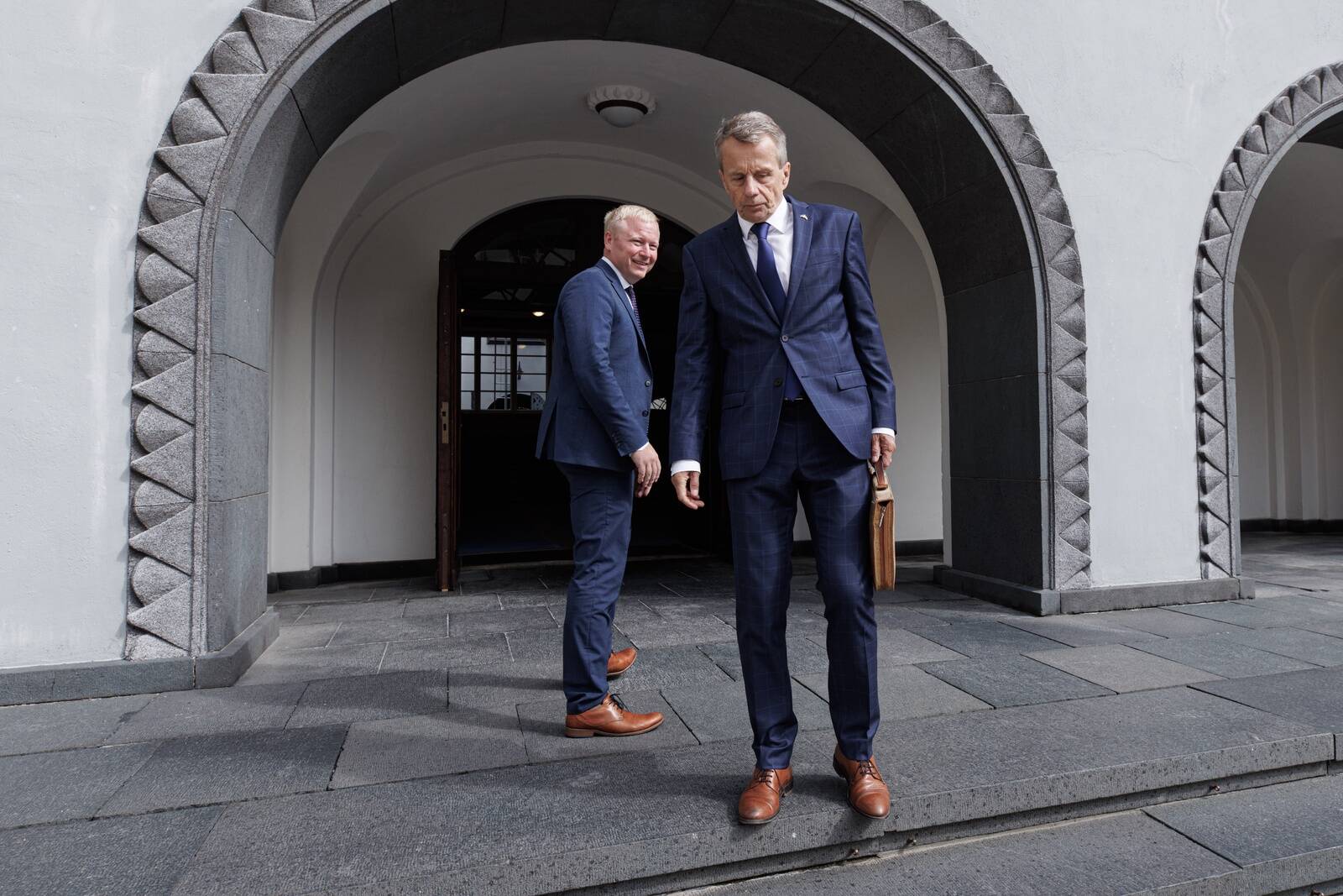 Juulis andsid valitsuse uued liikmed ametivande ja asusid tööle. Pikalt meedia ja opositsiooni hambus olnud Mart Võrklaeval (vasakul) oli põhjust rahuloluks ning saatis naeruga parteikaaslase Jürgen Ligi rahandusministeeriumit juhtima. Ligil oli põhjust olla murelik, sest ta oli teadlik, milline on riigi rahaline seis.