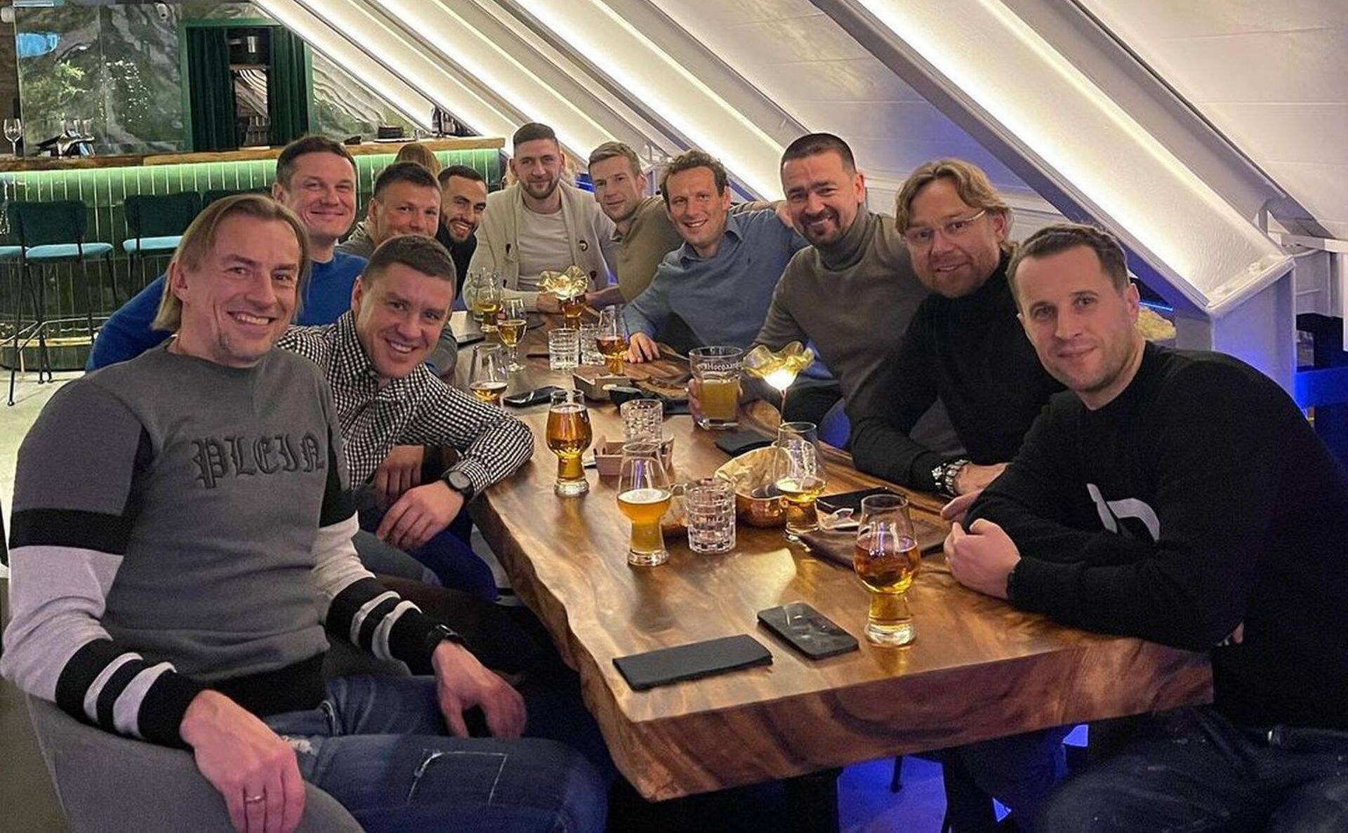 Фотография эстонских футболистов с главным тренером сборной России вызвала скандал.