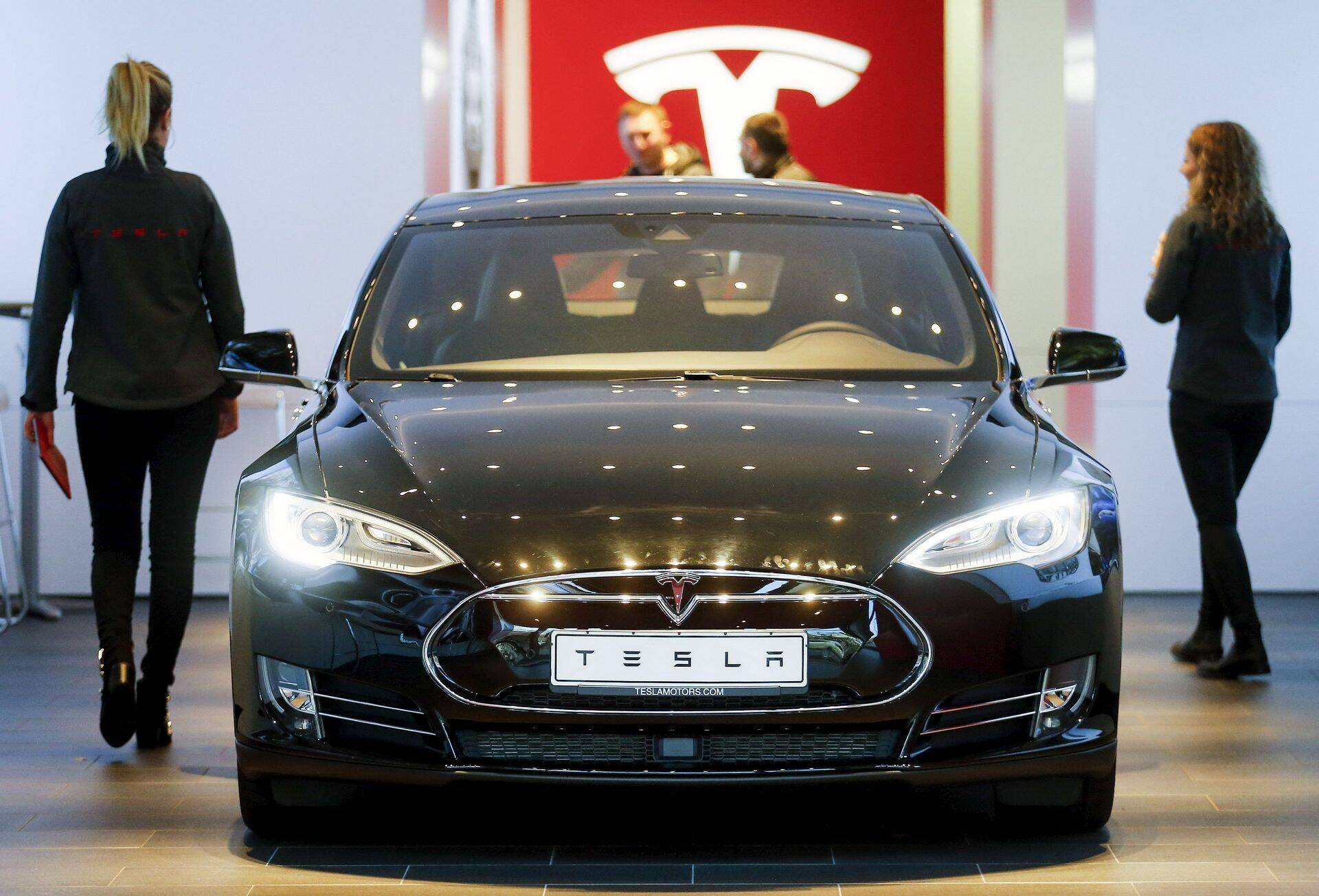 Tesla Model S Berliini müügisalongis