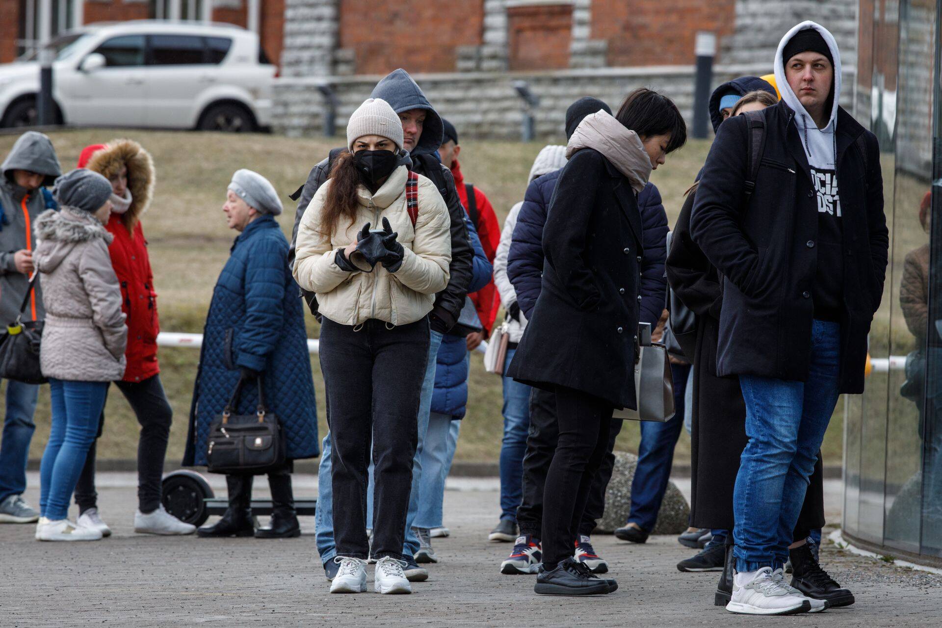 8:00 утра 25.04.2022. Таллинн, Таммсааре теэ 47. Замерзшая очередь в Департамент полиции. Чтобы подать документы люди стоят с 2-3 часов ночи без гарантии, что это удастся осуществить.