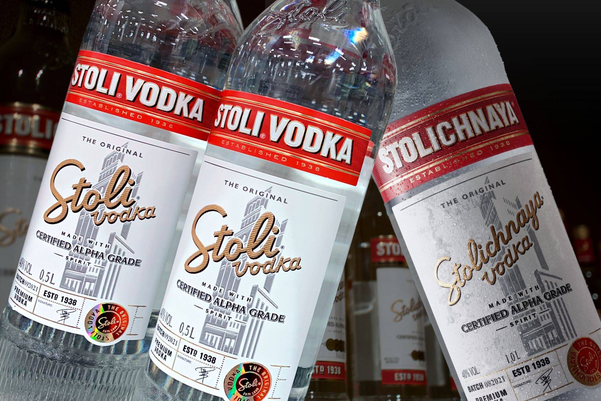 Stolichnaya (справа) после войны превратилась в Stoli.