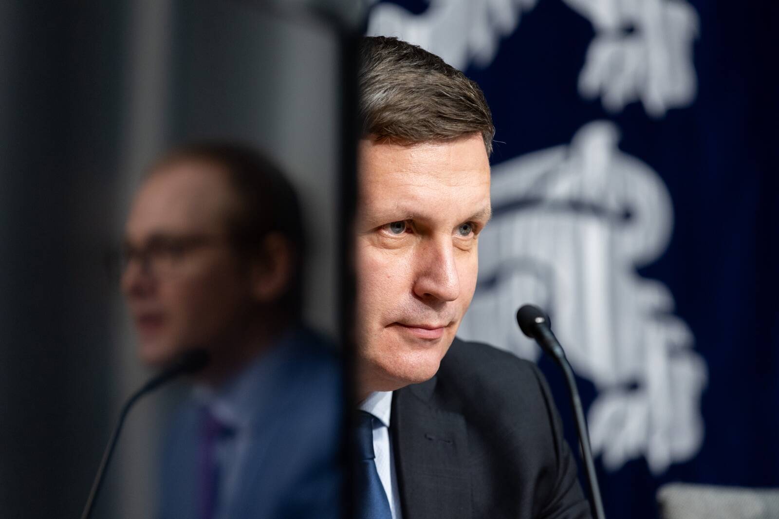 Värvika äriajalooga Richard Tomingas, kes alates teisipäevast on üks Operaili juhtidest, osales täna Operaili erastamisele pühendatud pressikonverentsil. Peegelduses paistab liikuvuse asekantsler Sander Salmu, kes korraldas erastamise protsessi kliimaministeeriumi poolt.