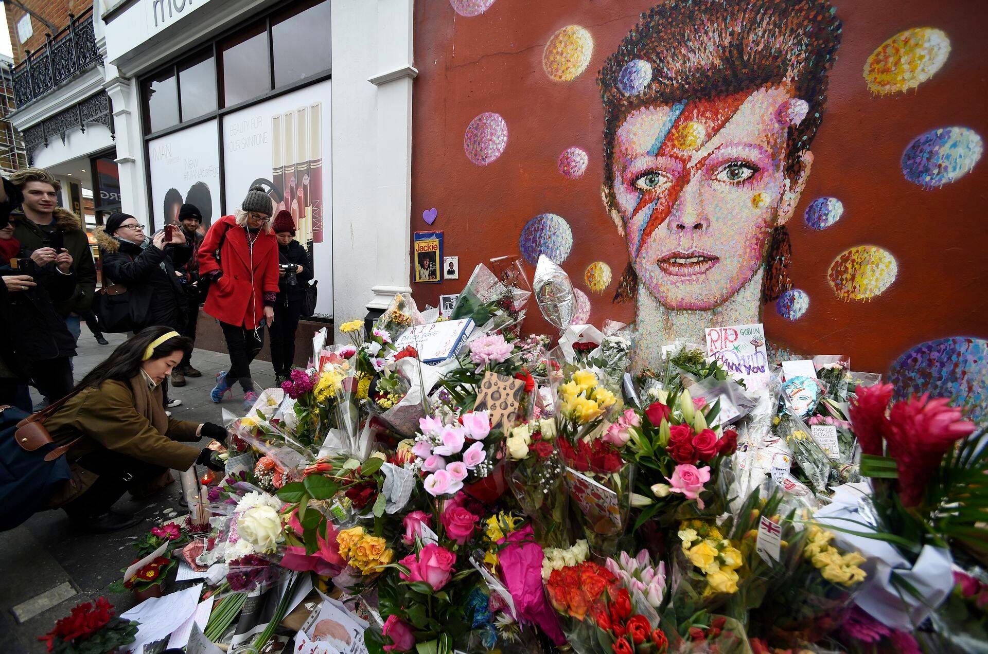10. jaanuaril vähile võitluse kaotanud Briti muusikut David Bowied mälestavad Londonis tuhanded austajad.
