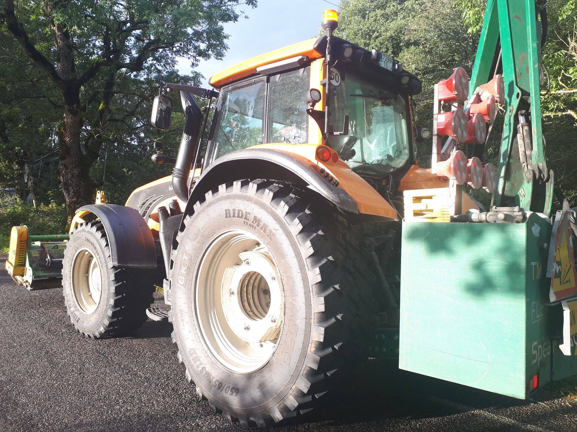 ÜLE OÜ kommunaaltraktor, mis kasutab BKT RIDEMAX IT-697 kommunaalrehve.