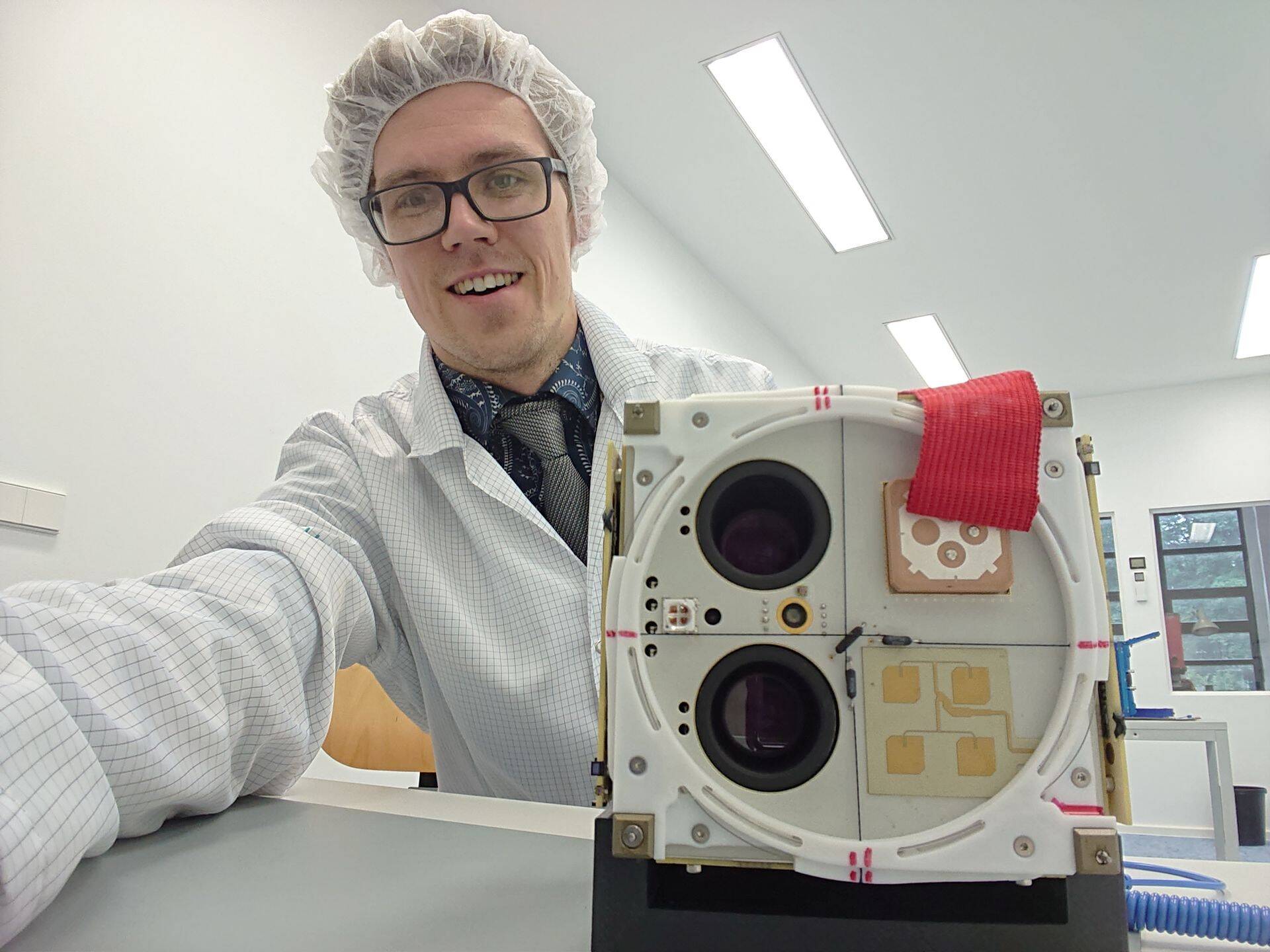TalTech satelliitide mehaanika meeskonna juhendaja Martin Simon, kes annab Koidu üle raketi integreerijaile.
