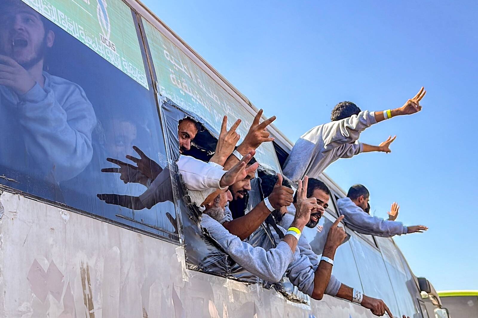 Esmaspäeval toodi Iisraeli vanglatest Gazasse busside kaupa palestiinlasi.