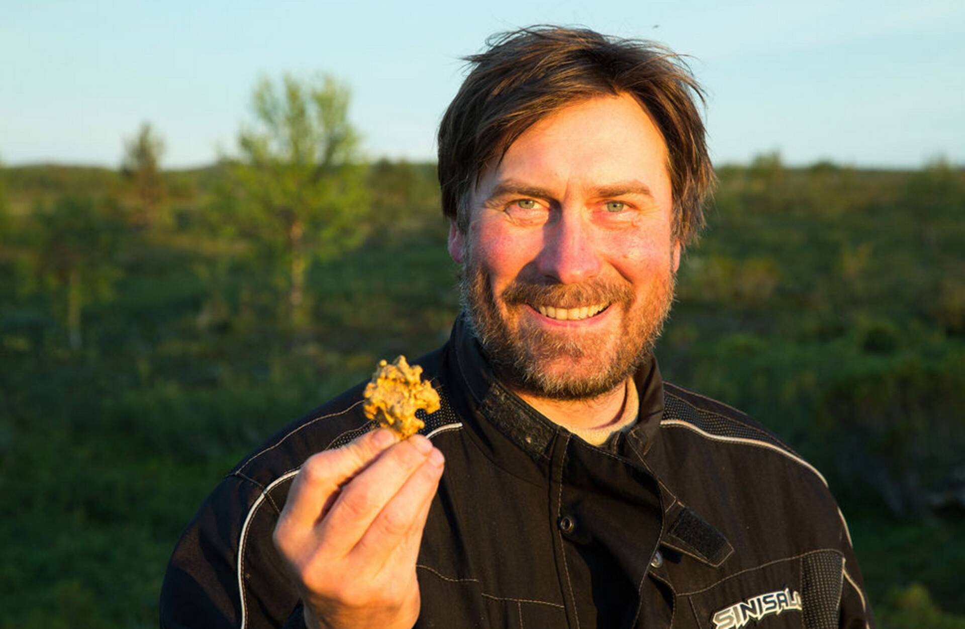 Lapimaa kullakaevaja Ami Telila oma uue kullaleiuga.