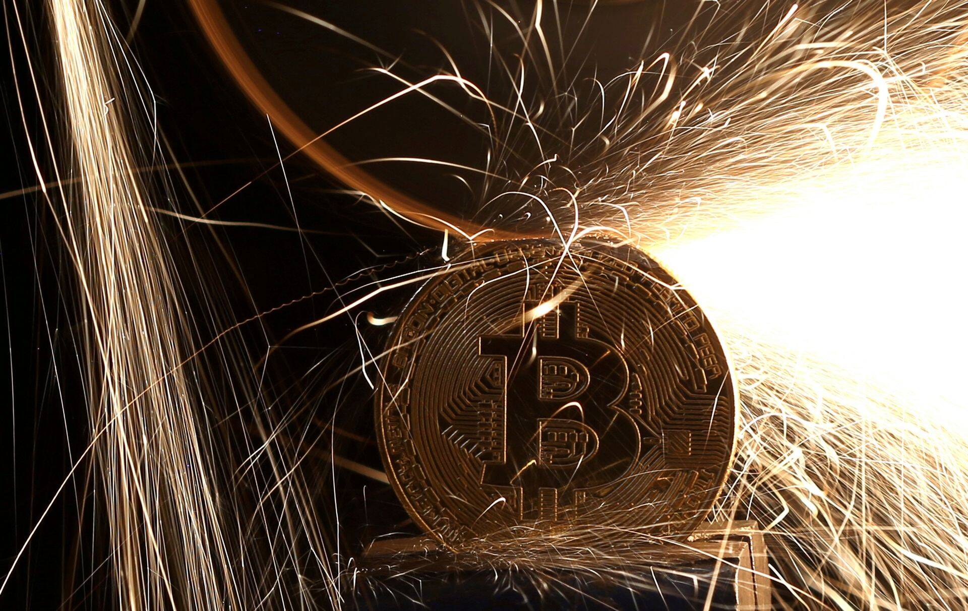 Bitcoin kui aasta tegija: aasta alguses napilt 1000 dollarit maksnud bitcoin rallis sügisel vaat et 20 000 dollarini. Kuid vahetult enne jõulu tabas krüptomünti järsk langus, mis viis selle taas tagasi 15 000 dollari piirile.