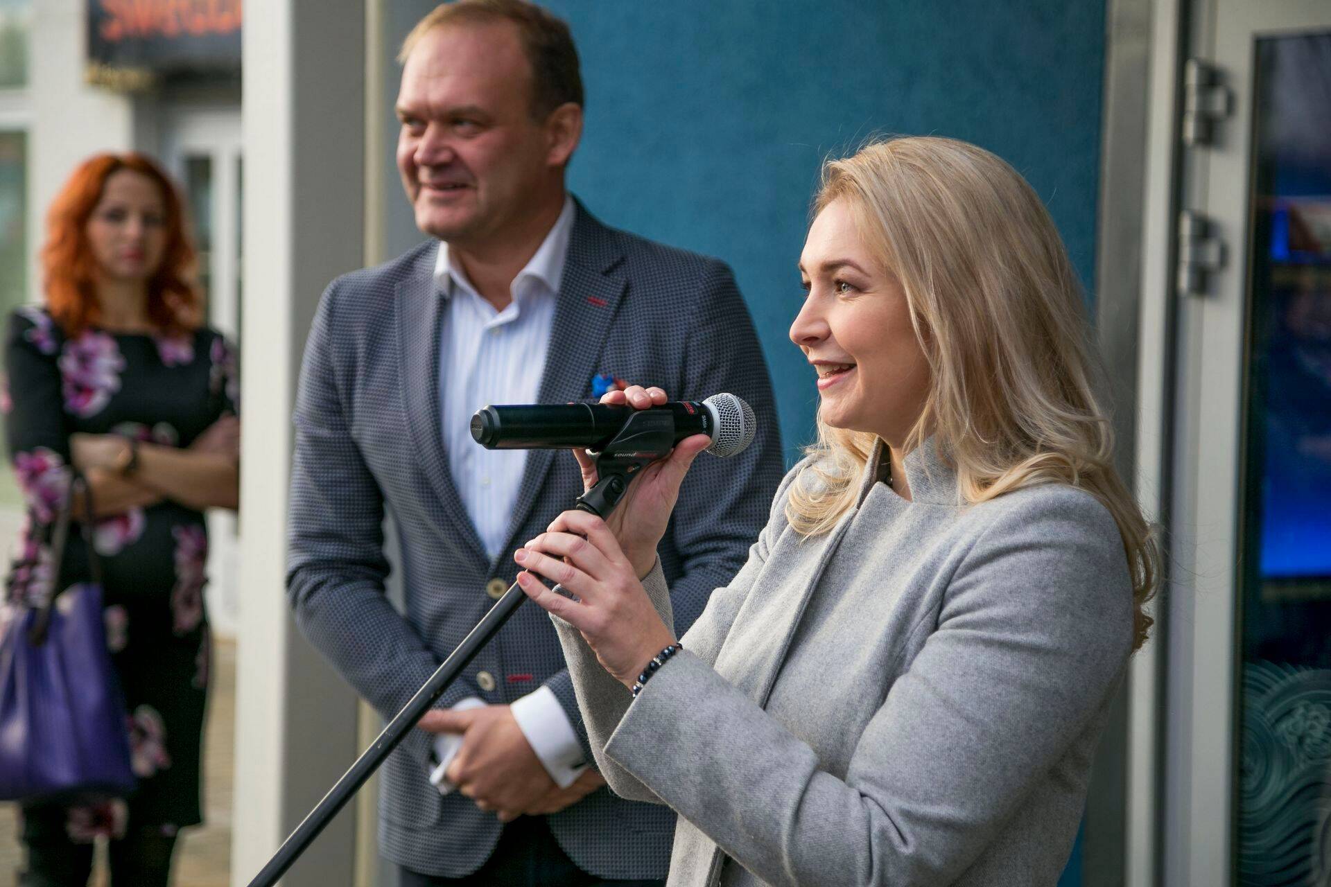 Maardus asuva Pärli keskuse juht Julia Loginova kõnet pidamas. Taamal Brave Capitali juhatuse liige Veljo Kuusk.