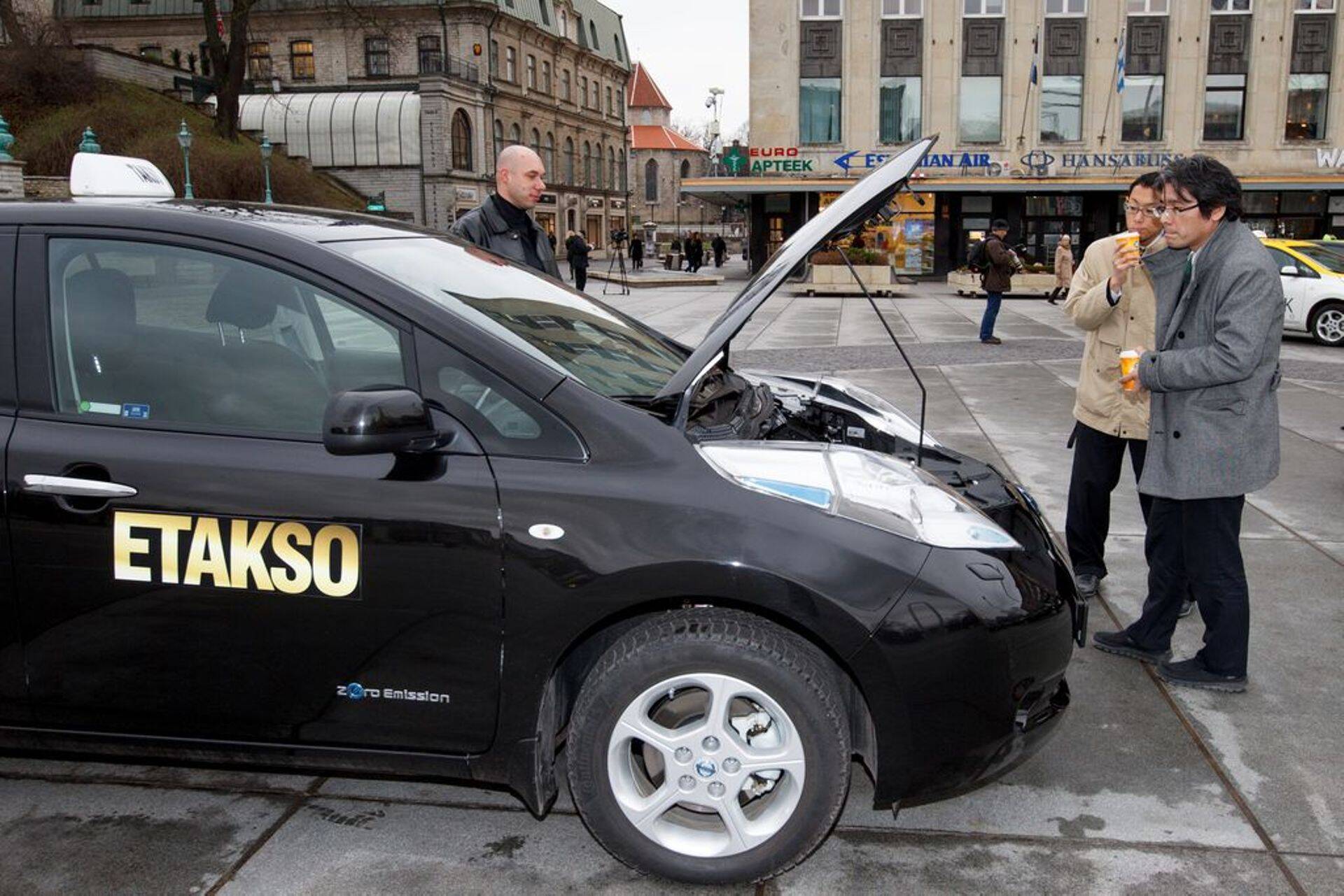 Tallinnas Vabaduse platsil tutvustati täna elektritaksosid.