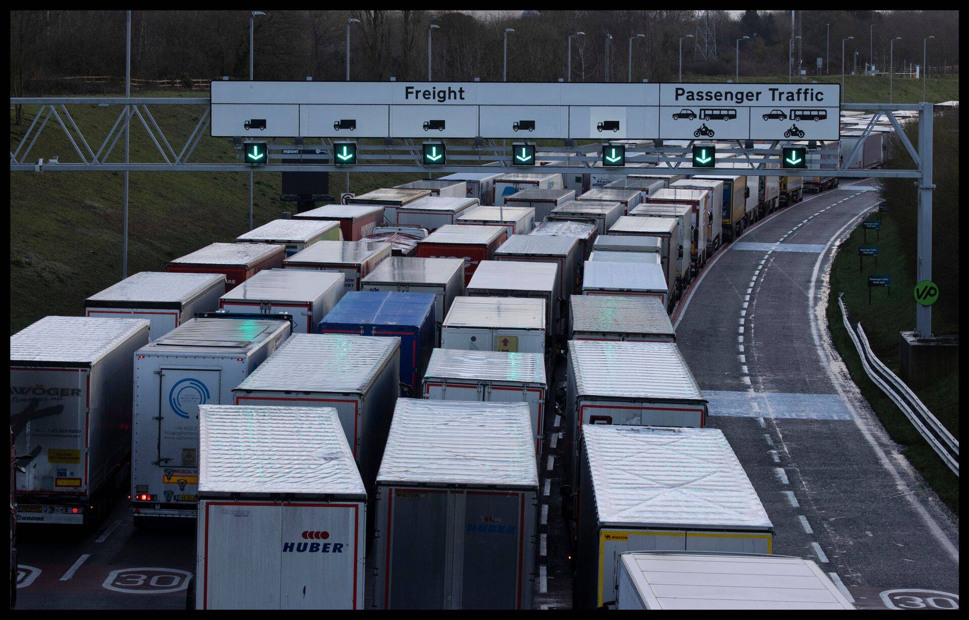 Veoautod tunglevad Suurbritannias Eurotunneli ees, mille teises otsas olev Prantsusmaa 48 tunniks sulges.